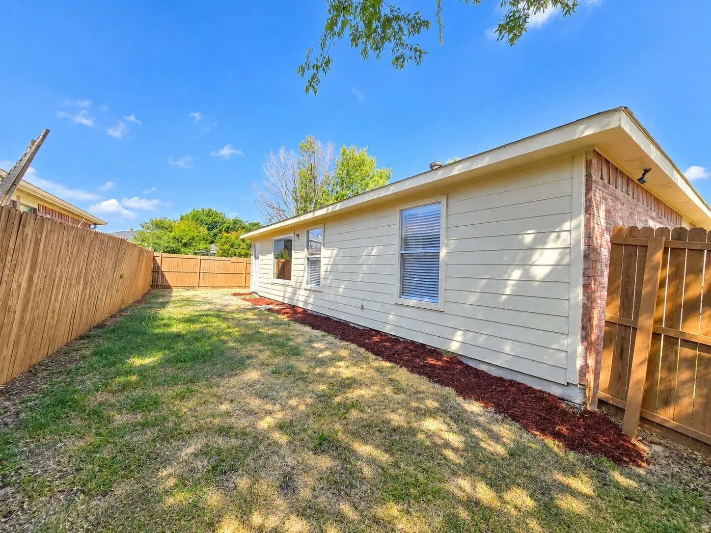 Single Family Residence For Sale in Tarrant County , 800 Castlewick Court, Arlington, Texas 76018, 3 Bedroom, 2 Bathroom, 2 Garage spaces, 1,456 Sqft, built in 1998, mls#21388527, Real Estate Agent in Arlington, Homes For Sale in Tarrant county, Homes For Sale in Arlington, Realtor in Arlington Texas, Real Estate Brokerage Independent Realty Texas, Luminita Cordes Realtor