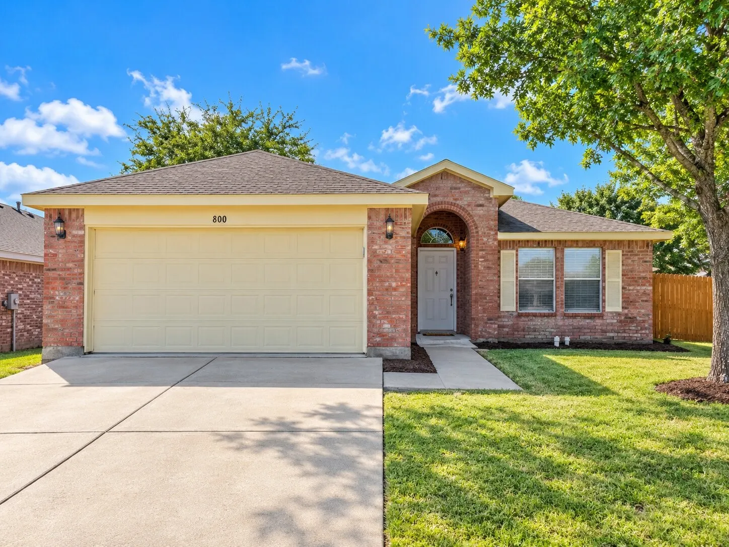 Single Family Residence For Sale in Tarrant County , 800 Castlewick Court, Arlington, Texas 76018, 3 Bedroom, 2 Bathroom, 2 Garage spaces, 1,456 Sqft, built in 1998, mls#21388527, Real Estate Agent in Arlington, Homes For Sale in Tarrant county, Homes For Sale in Arlington, Realtor in Arlington Texas, Real Estate Brokerage Independent Realty Texas, Luminita Cordes Realtor