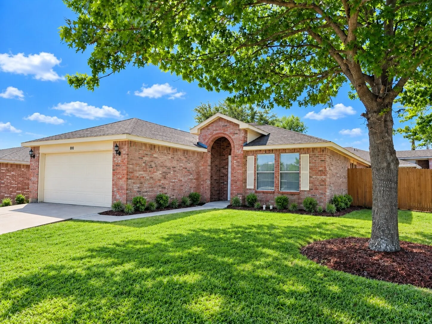 Single Family Residence For Sale in Tarrant County , 800 Castlewick Court, Arlington, Texas 76018, 3 Bedroom, 2 Bathroom, 2 Garage spaces, 1,456 Sqft, built in 1998, mls#21388527, Real Estate Agent in Arlington, Homes For Sale in Tarrant county, Homes For Sale in Arlington, Realtor in Arlington Texas, Real Estate Brokerage Independent Realty Texas, Luminita Cordes Realtor