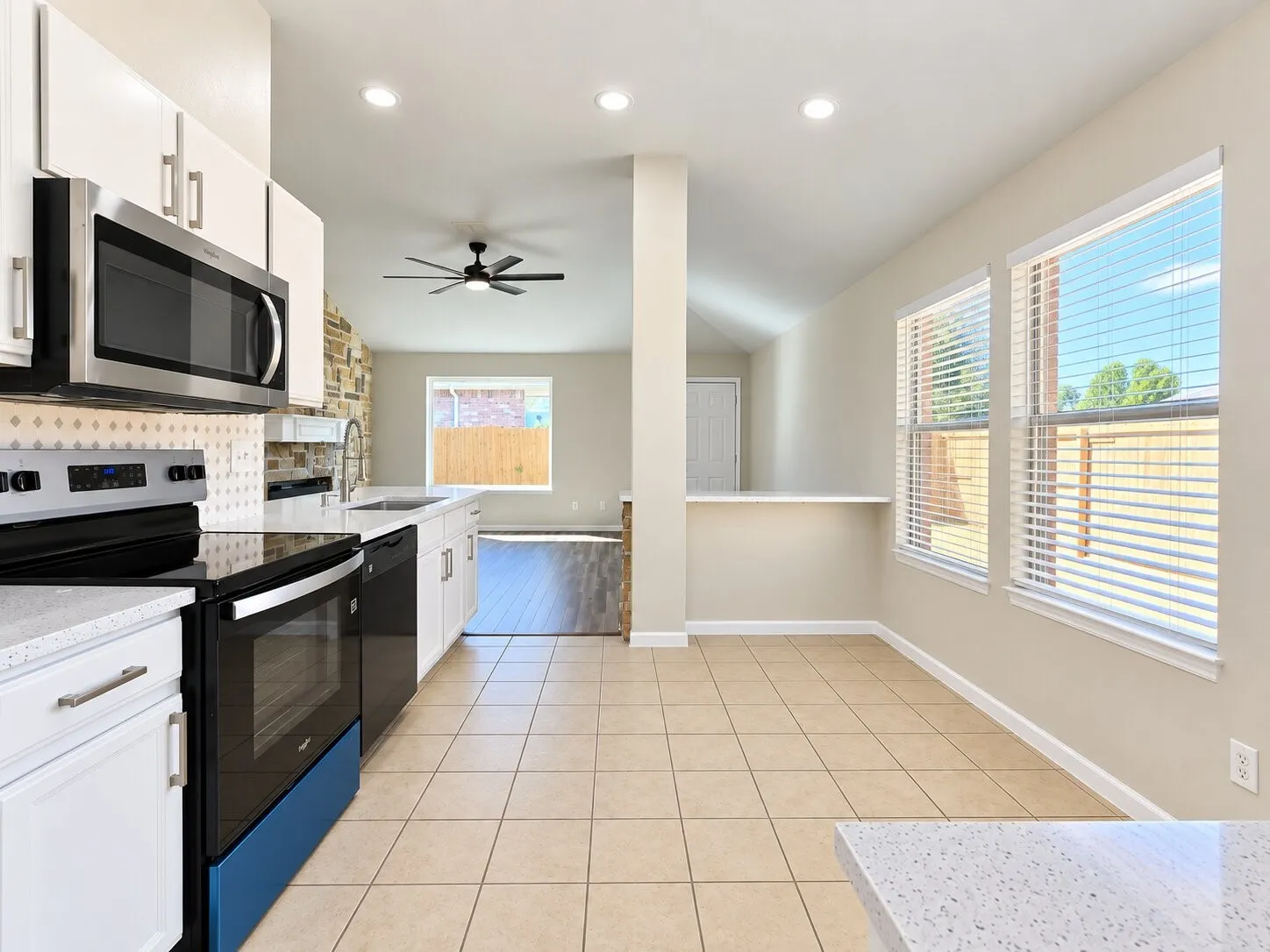 Single Family Residence For Sale in Tarrant County , 800 Castlewick Court, Arlington, Texas 76018, 3 Bedroom, 2 Bathroom, 2 Garage spaces, 1,456 Sqft, built in 1998, mls#21388527, Real Estate Agent in Arlington, Homes For Sale in Tarrant county, Homes For Sale in Arlington, Realtor in Arlington Texas, Real Estate Brokerage Independent Realty Texas, Luminita Cordes Realtor