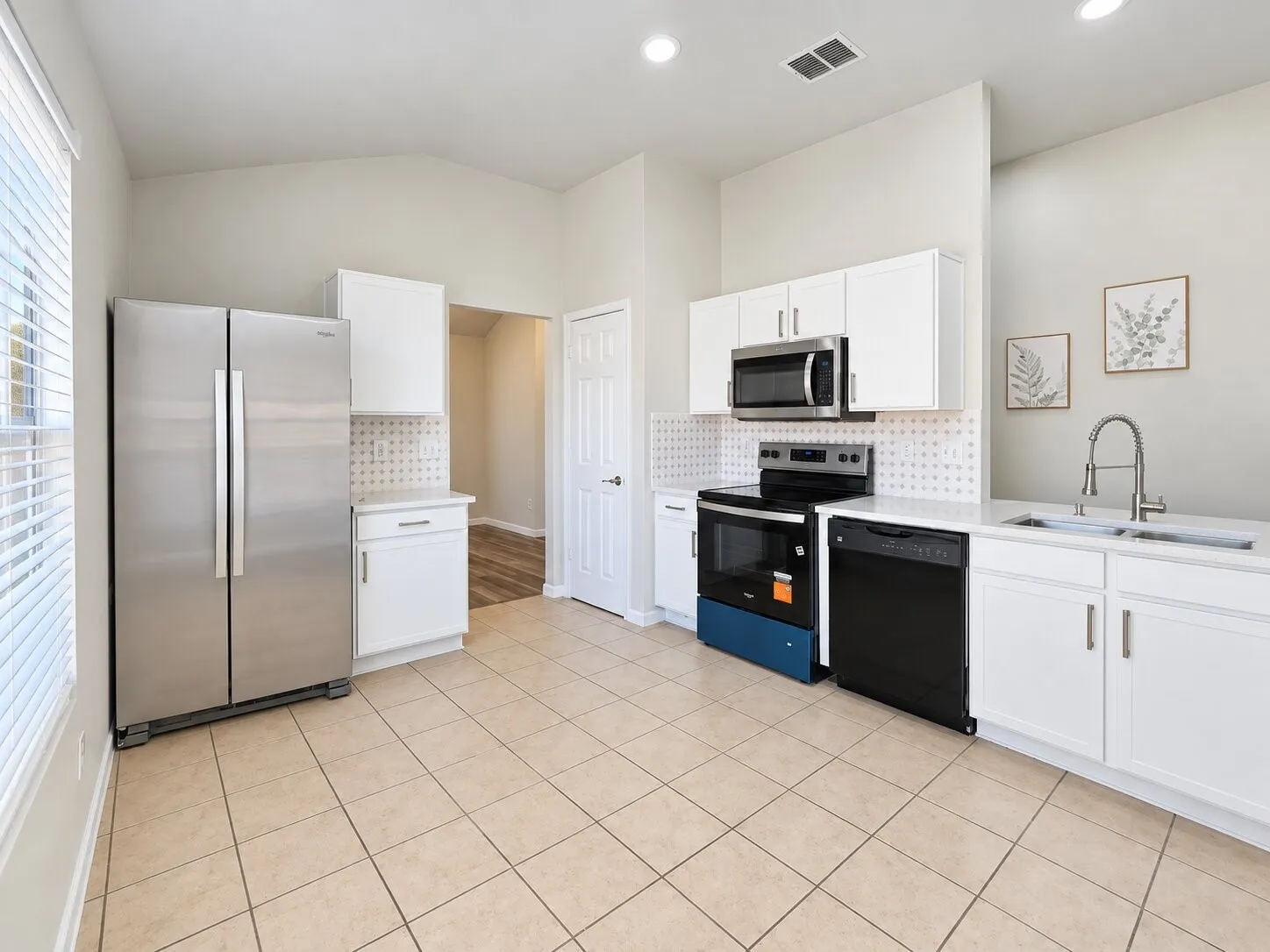 Single Family Residence For Sale in Tarrant County , 800 Castlewick Court, Arlington, Texas 76018, 3 Bedroom, 2 Bathroom, 2 Garage spaces, 1,456 Sqft, built in 1998, mls#21388527, Real Estate Agent in Arlington, Homes For Sale in Tarrant county, Homes For Sale in Arlington, Realtor in Arlington Texas, Real Estate Brokerage Independent Realty Texas, Luminita Cordes Realtor