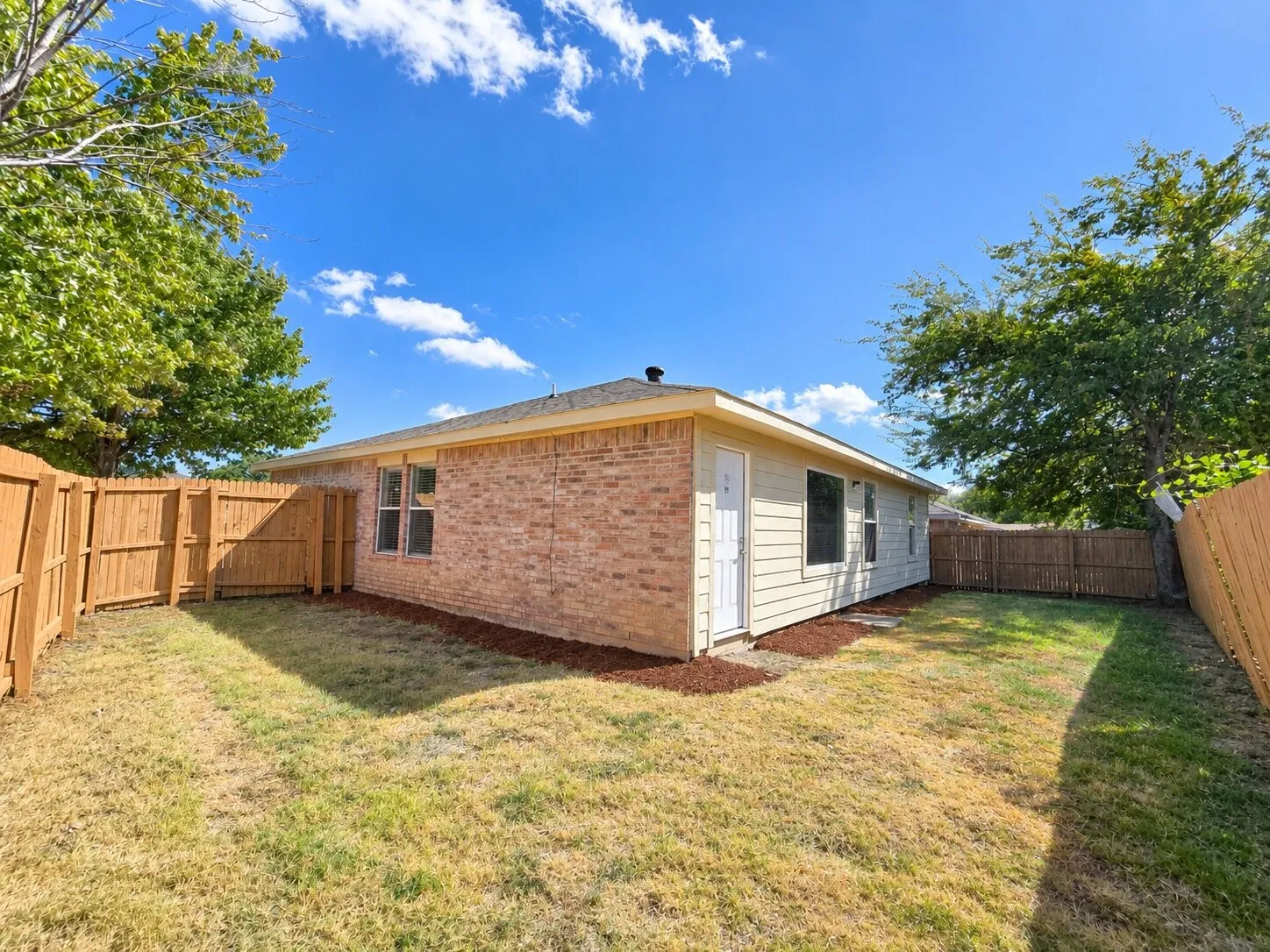 Single Family Residence For Sale in Tarrant County , 800 Castlewick Court, Arlington, Texas 76018, 3 Bedroom, 2 Bathroom, 2 Garage spaces, 1,456 Sqft, built in 1998, mls#21388527, Real Estate Agent in Arlington, Homes For Sale in Tarrant county, Homes For Sale in Arlington, Realtor in Arlington Texas, Real Estate Brokerage Independent Realty Texas, Luminita Cordes Realtor