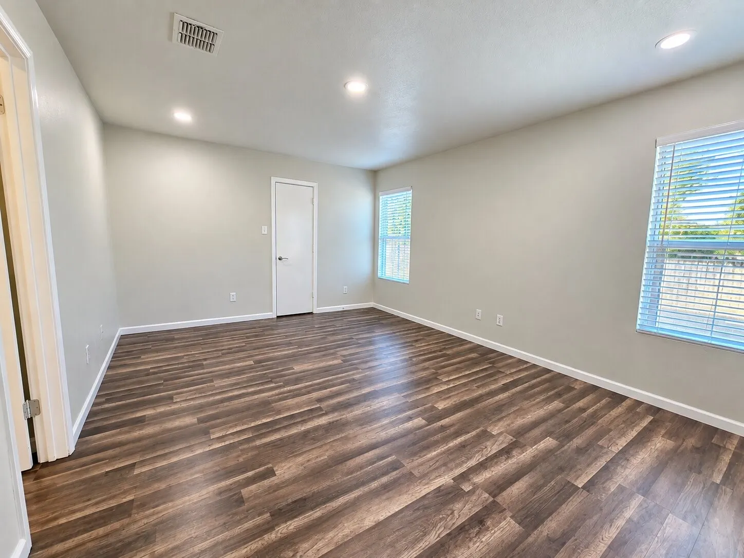 Single Family Residence For Sale in Tarrant County , 800 Castlewick Court, Arlington, Texas 76018, 3 Bedroom, 2 Bathroom, 2 Garage spaces, 1,456 Sqft, built in 1998, mls#21388527, Real Estate Agent in Arlington, Homes For Sale in Tarrant county, Homes For Sale in Arlington, Realtor in Arlington Texas, Real Estate Brokerage Independent Realty Texas, Luminita Cordes Realtor