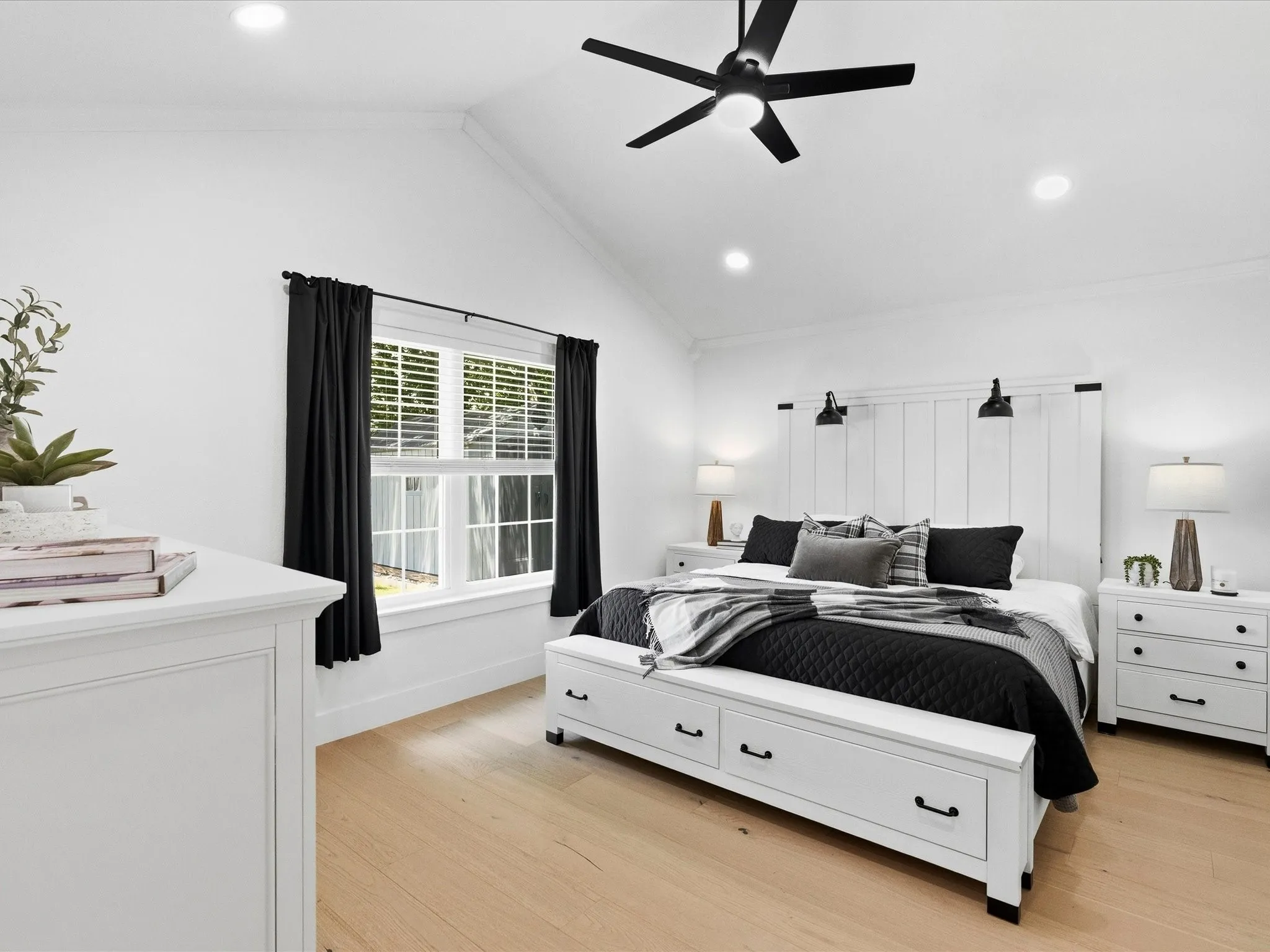 Vaulted ceiling with recessed lighting and a ceiling fan