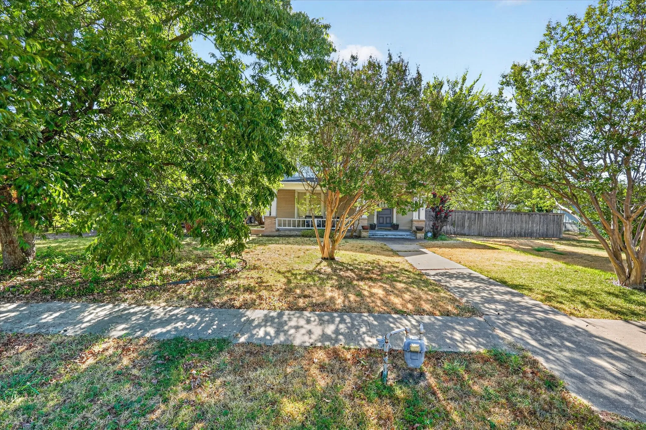 Single Family Residence For Sale in Kaufman County , 517 S Center Street, Forney, Texas 75126, 3 Bedroom, 3 Bathroom, 2 Garage spaces, 2,312 Sqft, built in 1919, mls#21387908, Real Estate Agent in Forney, Homes For Sale in Kaufman county, Homes For Sale in Forney, Realtor in Forney Texas, Real Estate Brokerage Independent Realty Texas, Luminita Cordes Realtor
