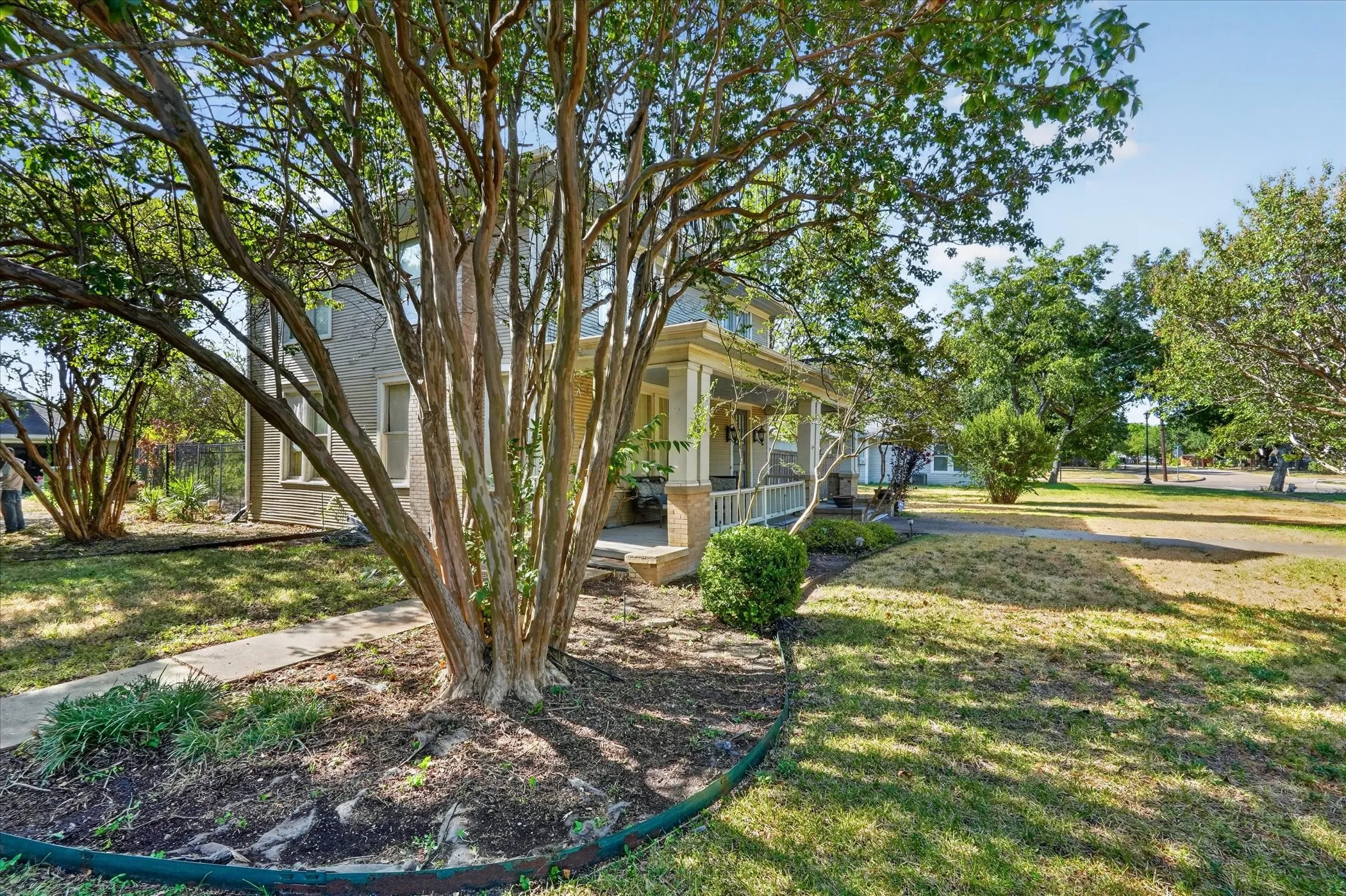 Single Family Residence For Sale in Kaufman County , 517 S Center Street, Forney, Texas 75126, 3 Bedroom, 3 Bathroom, 2 Garage spaces, 2,312 Sqft, built in 1919, mls#21387908, Real Estate Agent in Forney, Homes For Sale in Kaufman county, Homes For Sale in Forney, Realtor in Forney Texas, Real Estate Brokerage Independent Realty Texas, Luminita Cordes Realtor