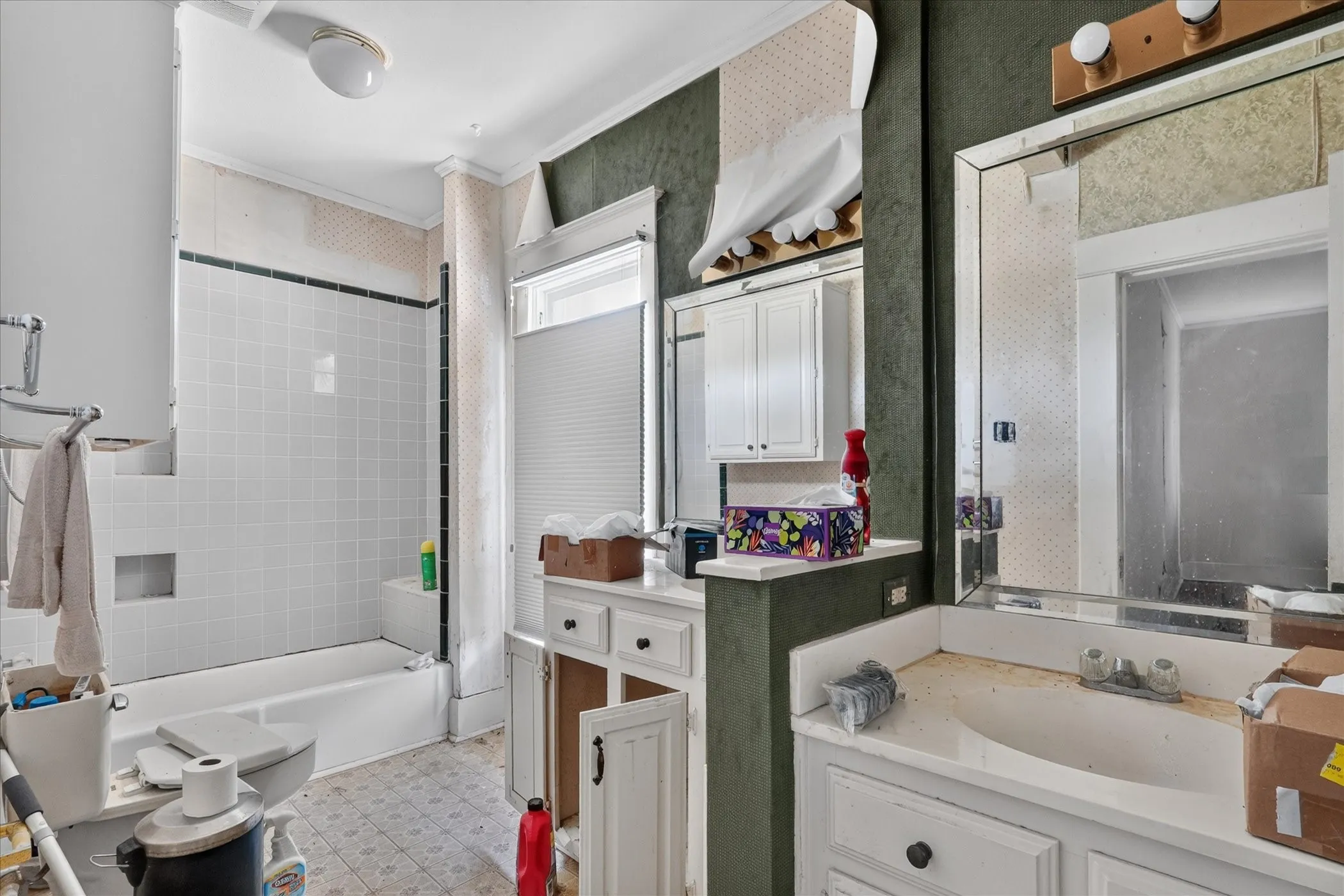 Single Family Residence For Sale in Kaufman County , 517 S Center Street, Forney, Texas 75126, 3 Bedroom, 3 Bathroom, 2 Garage spaces, 2,312 Sqft, built in 1919, mls#21387908, Real Estate Agent in Forney, Homes For Sale in Kaufman county, Homes For Sale in Forney, Realtor in Forney Texas, Real Estate Brokerage Independent Realty Texas, Luminita Cordes Realtor