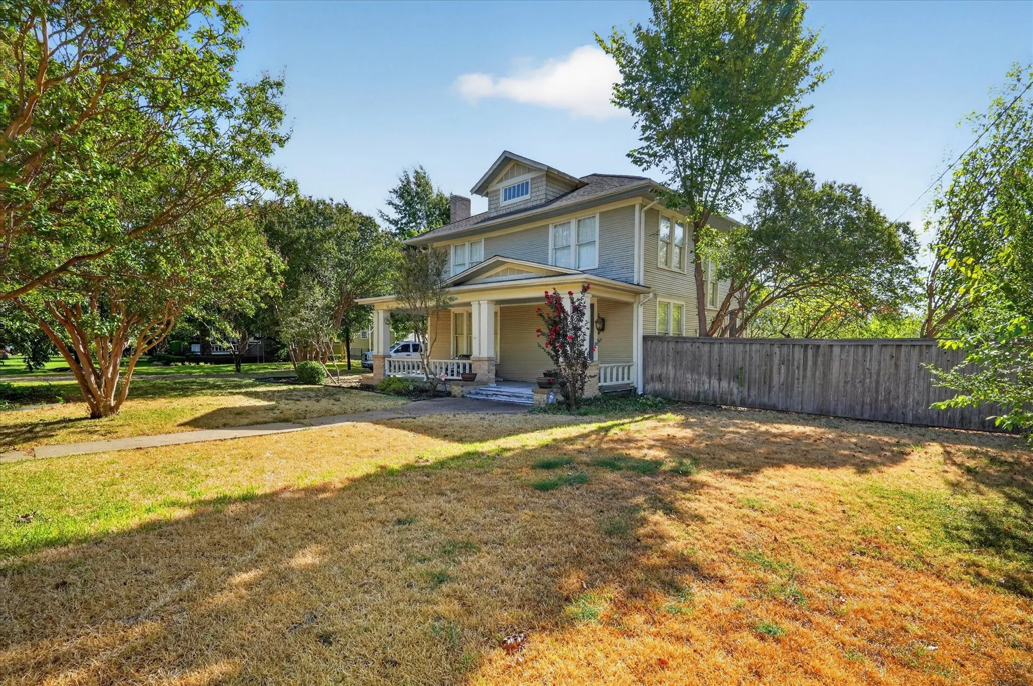 Single Family Residence For Sale in Kaufman County , 517 S Center Street, Forney, Texas 75126, 3 Bedroom, 3 Bathroom, 2 Garage spaces, 2,312 Sqft, built in 1919, mls#21387908, Real Estate Agent in Forney, Homes For Sale in Kaufman county, Homes For Sale in Forney, Realtor in Forney Texas, Real Estate Brokerage Independent Realty Texas, Luminita Cordes Realtor