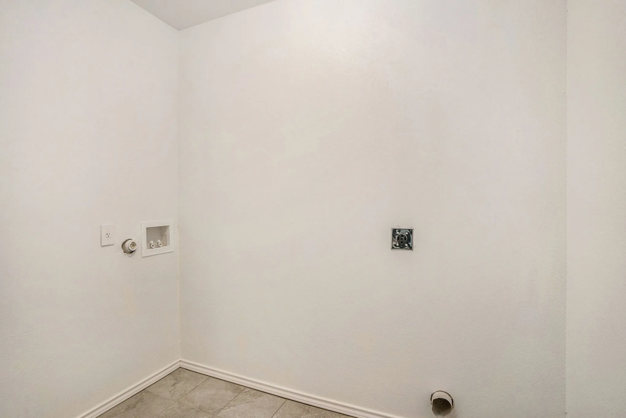 Laundry area with tile flooring and appliance hookups