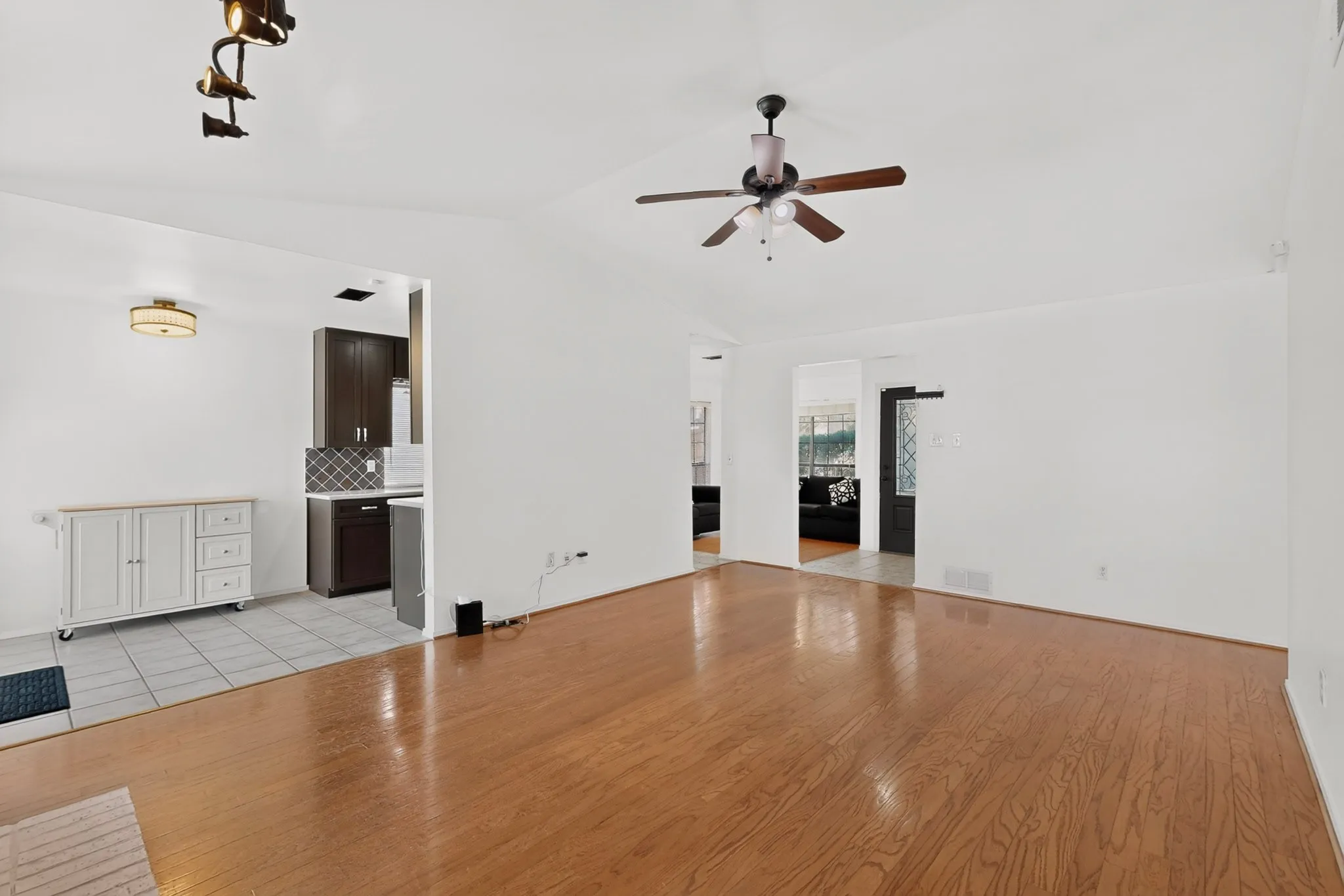 Single Family Residence For Sale in Denton County , 19044 Bilbrook Lane, Dallas, Texas 75287, 4 Bedroom, 2 Bathroom, Garage spaces, 1,653 Sqft, built in 1983, mls#21387108, Real Estate Agent in Dallas, Homes For Sale in Denton county, Homes For Sale in Dallas, Realtor in Dallas Texas, Real Estate Brokerage Independent Realty Texas, Luminita Cordes Realtor