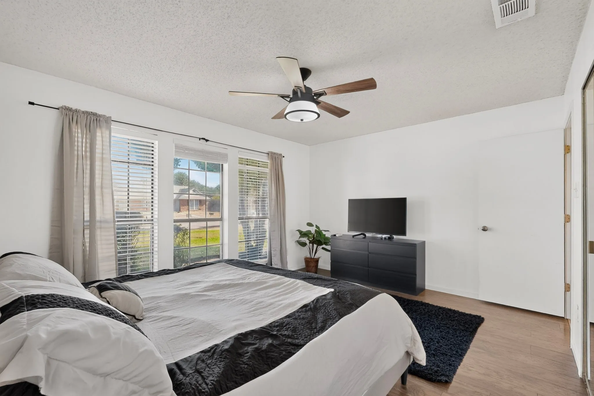 Single Family Residence For Sale in Denton County , 19044 Bilbrook Lane, Dallas, Texas 75287, 4 Bedroom, 2 Bathroom, Garage spaces, 1,653 Sqft, built in 1983, mls#21387108, Real Estate Agent in Dallas, Homes For Sale in Denton county, Homes For Sale in Dallas, Realtor in Dallas Texas, Real Estate Brokerage Independent Realty Texas, Luminita Cordes Realtor