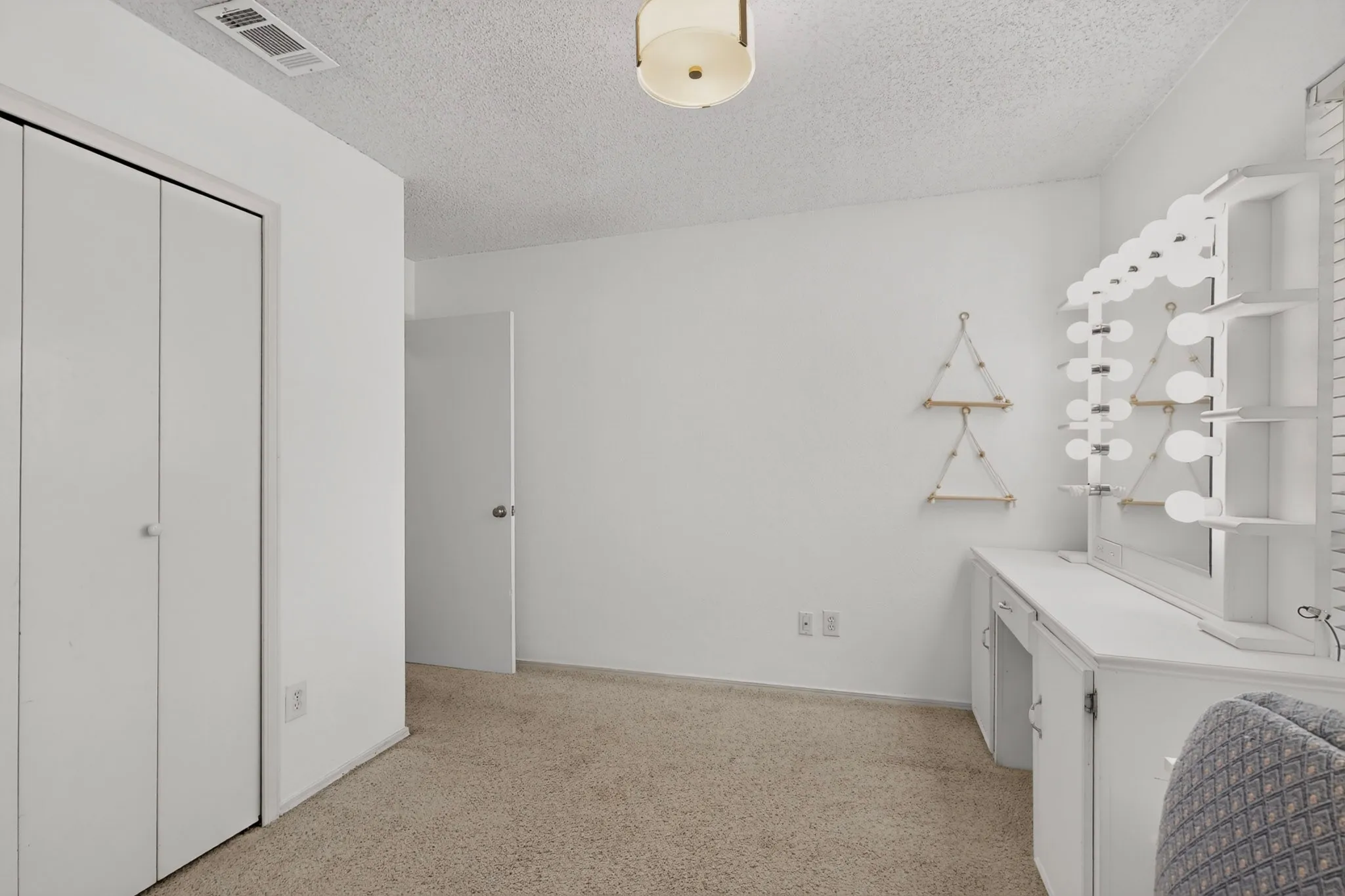 Single Family Residence For Sale in Denton County , 19044 Bilbrook Lane, Dallas, Texas 75287, 4 Bedroom, 2 Bathroom, Garage spaces, 1,653 Sqft, built in 1983, mls#21387108, Real Estate Agent in Dallas, Homes For Sale in Denton county, Homes For Sale in Dallas, Realtor in Dallas Texas, Real Estate Brokerage Independent Realty Texas, Luminita Cordes Realtor