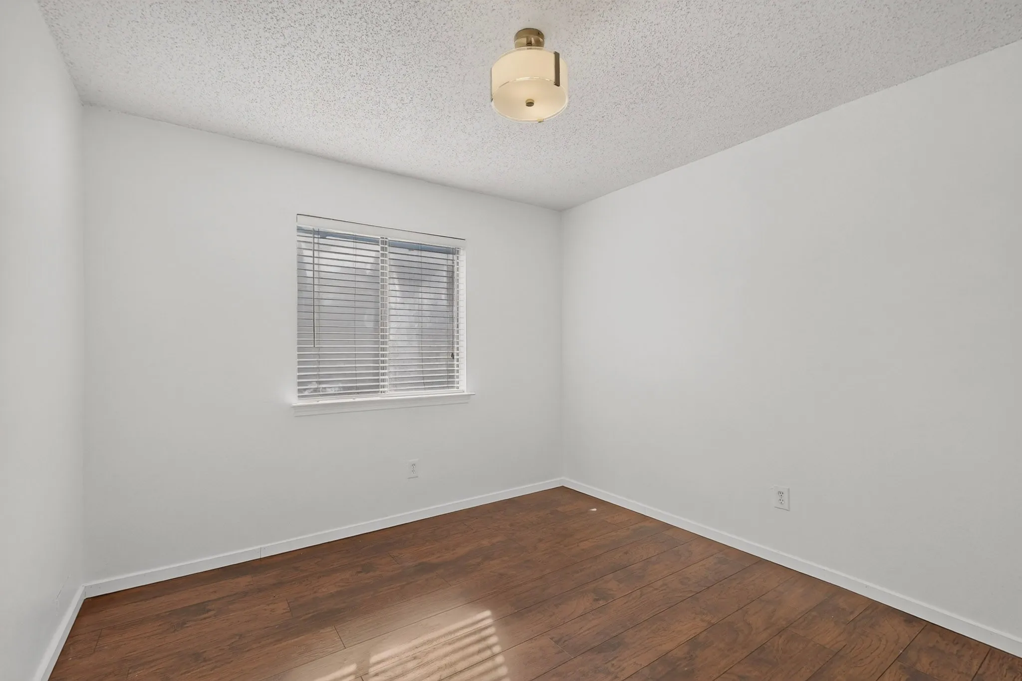 Single Family Residence For Sale in Denton County , 19044 Bilbrook Lane, Dallas, Texas 75287, 4 Bedroom, 2 Bathroom, Garage spaces, 1,653 Sqft, built in 1983, mls#21387108, Real Estate Agent in Dallas, Homes For Sale in Denton county, Homes For Sale in Dallas, Realtor in Dallas Texas, Real Estate Brokerage Independent Realty Texas, Luminita Cordes Realtor