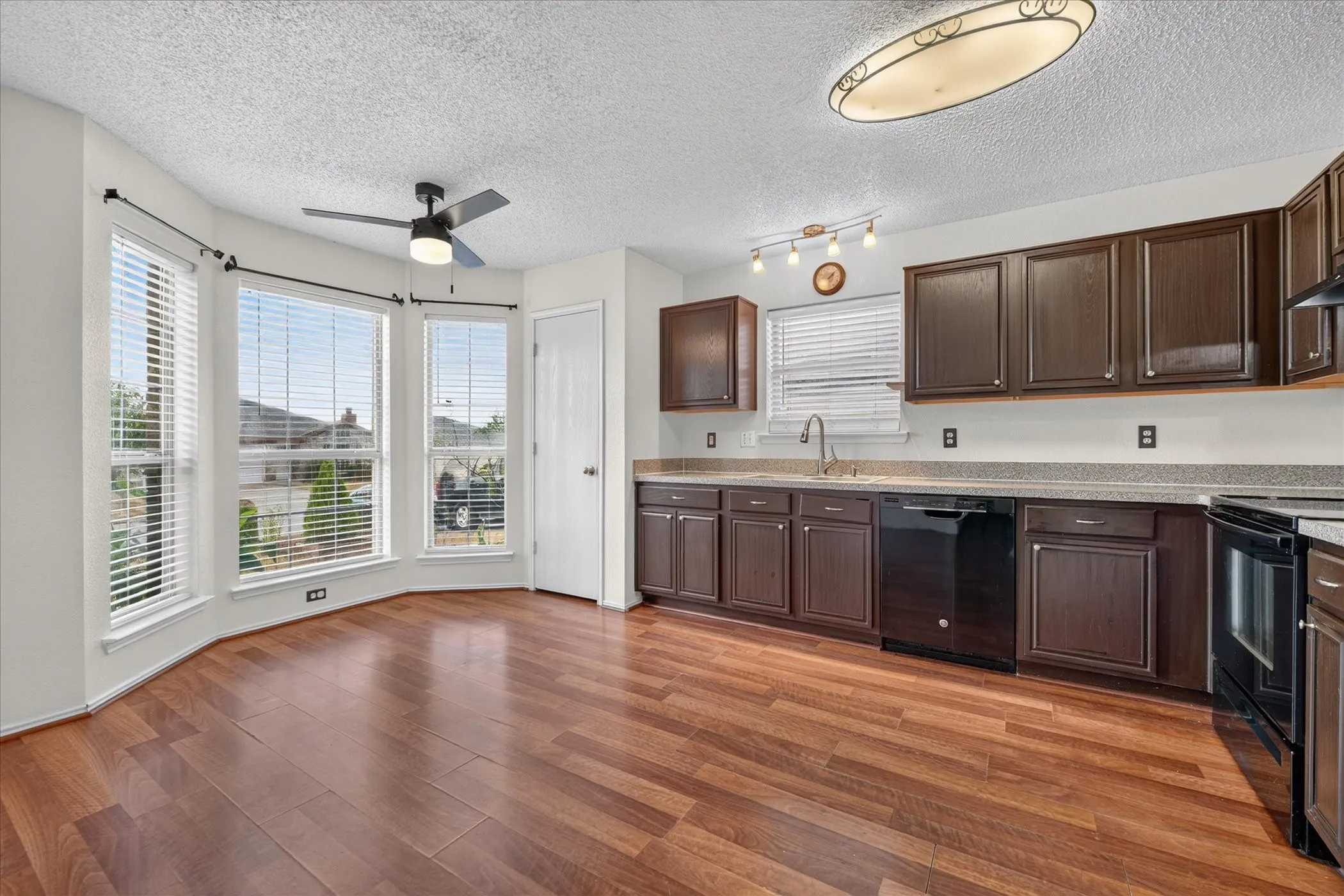 Single Family Residence For Sale in Tarrant County , 9929 Long Rifle Drive, Fort Worth, Texas 76108, 3 Bedroom, 2 Bathroom, 2 Garage spaces, 1,464 Sqft, built in 2001, mls#21387519, Real Estate Agent in Fort Worth, Homes For Sale in Tarrant county, Homes For Sale in Fort Worth, Realtor in Fort Worth Texas, Real Estate Brokerage Independent Realty Texas, Luminita Cordes Realtor