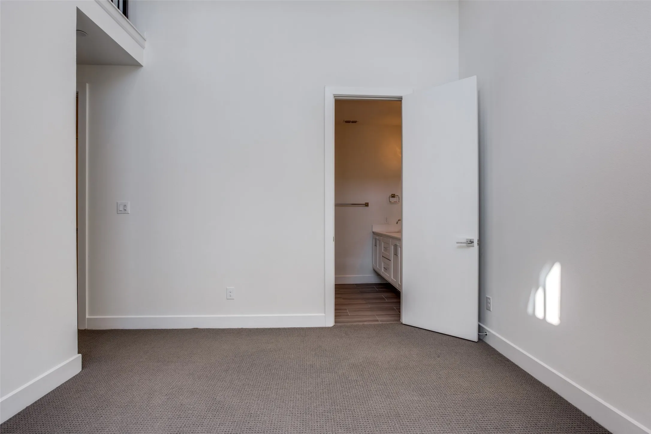 Townhouse For Rent in Dallas County , 2215 Moser Avenue 103, Dallas, Texas 75206, 2 Bedroom, 3 Bathroom, 2 Garage spaces, 1,476 Sqft, built in 2018, mls#21388545, Real Estate Agent in Dallas, Homes For Rent in Dallas county, Homes For Rent in Dallas, Realtor in Dallas Texas, Real Estate Brokerage Independent Realty Texas, Luminita Cordes Realtor