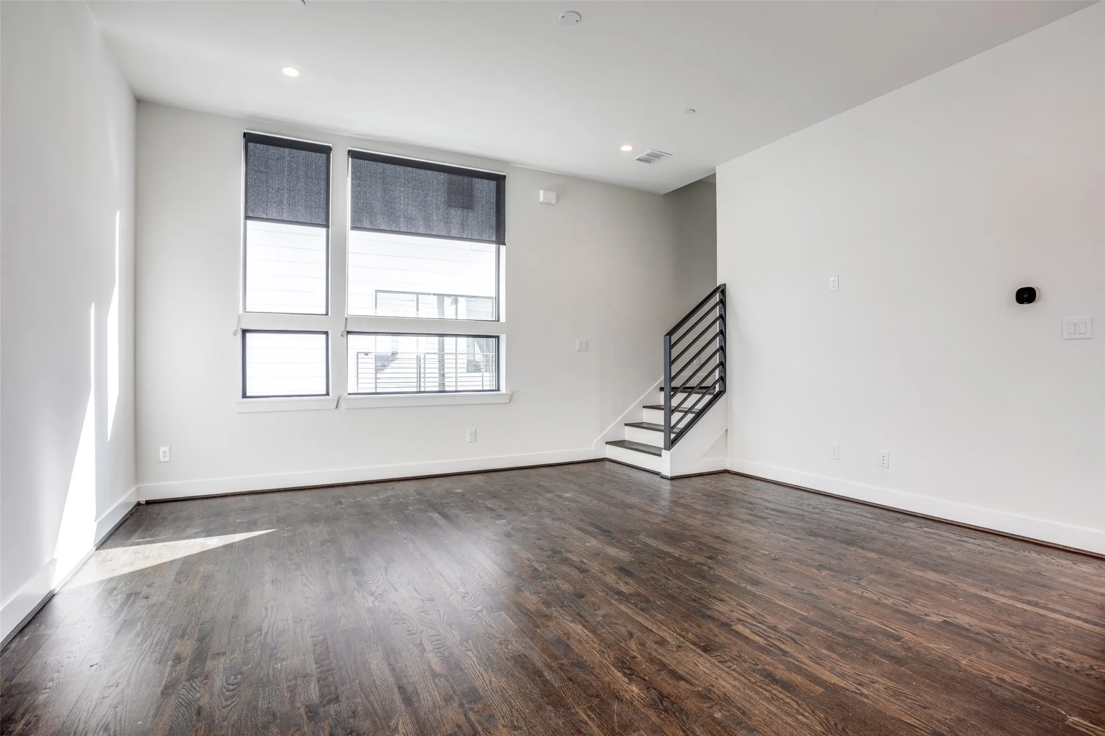 Townhouse For Rent in Dallas County , 2215 Moser Avenue 103, Dallas, Texas 75206, 2 Bedroom, 3 Bathroom, 2 Garage spaces, 1,476 Sqft, built in 2018, mls#21388545, Real Estate Agent in Dallas, Homes For Rent in Dallas county, Homes For Rent in Dallas, Realtor in Dallas Texas, Real Estate Brokerage Independent Realty Texas, Luminita Cordes Realtor