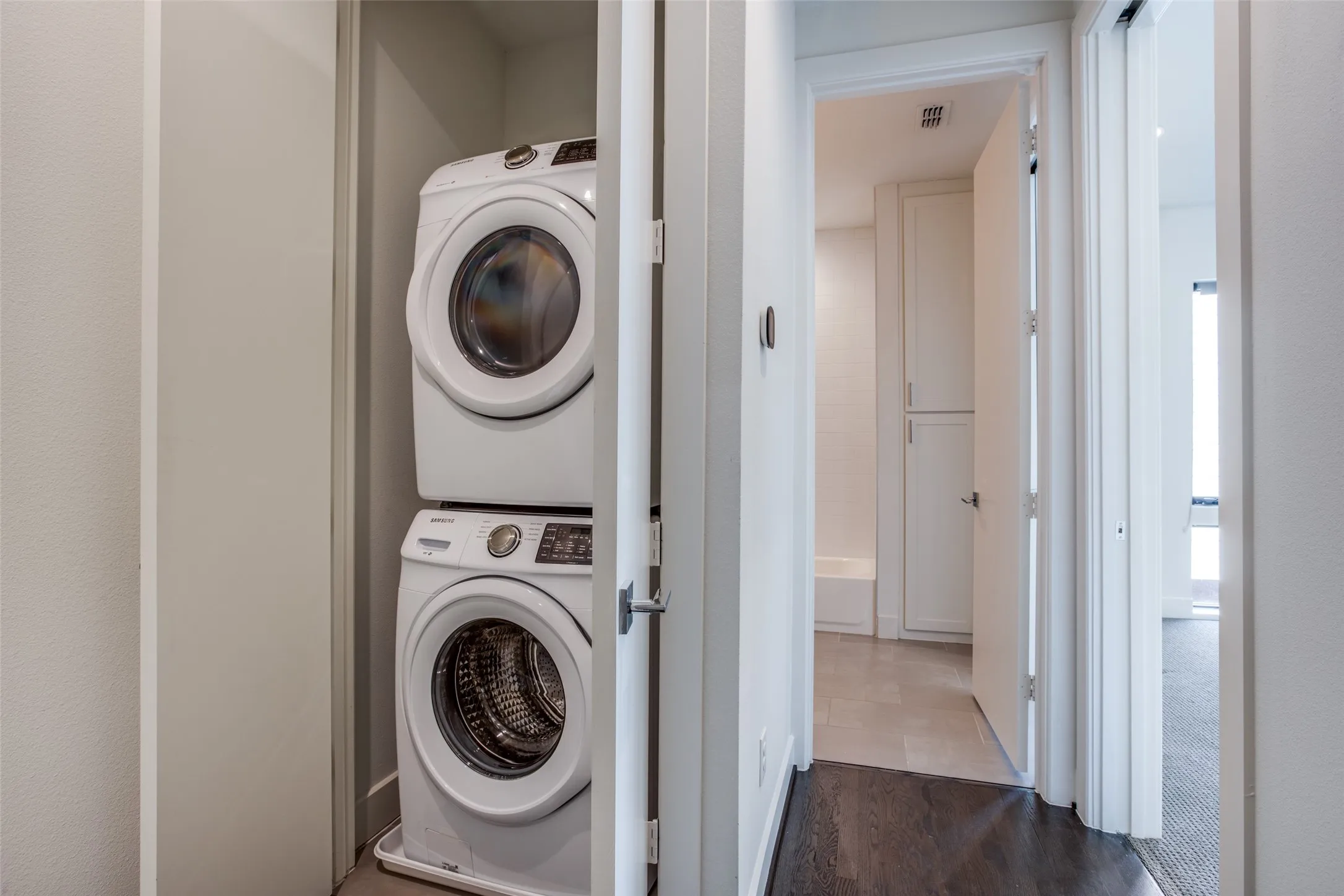 Townhouse For Rent in Dallas County , 2215 Moser Avenue 103, Dallas, Texas 75206, 2 Bedroom, 3 Bathroom, 2 Garage spaces, 1,476 Sqft, built in 2018, mls#21388545, Real Estate Agent in Dallas, Homes For Rent in Dallas county, Homes For Rent in Dallas, Realtor in Dallas Texas, Real Estate Brokerage Independent Realty Texas, Luminita Cordes Realtor