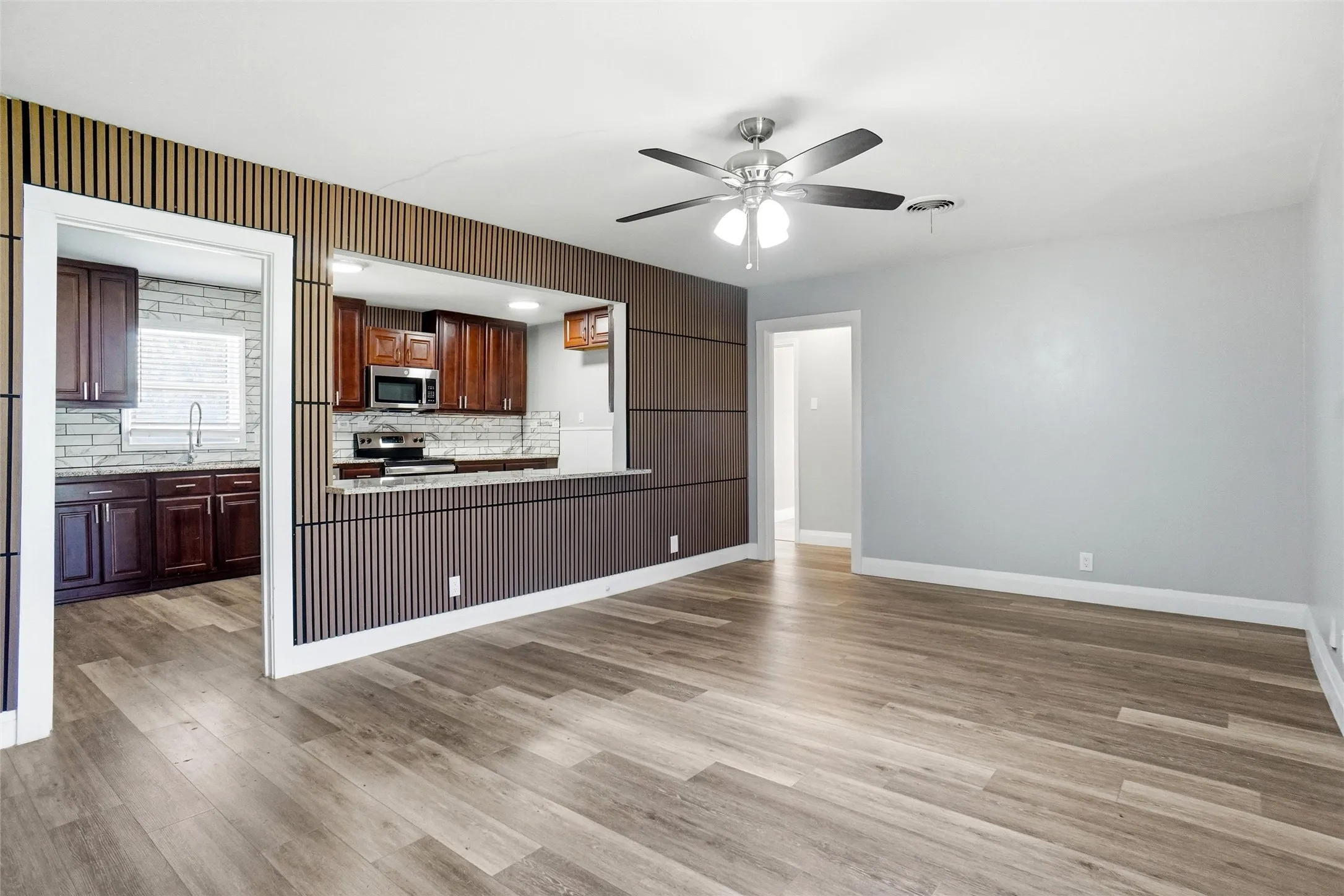 Single Family Residence For Rent in Tarrant County , 705 Vine Street, Euless, Texas 76040, 3 Bedroom, 2 Bathroom, 1 Garage spaces, 1,252 Sqft, built in 1955, mls#21388009, Real Estate Agent in Euless, Homes For Rent in Tarrant county, Homes For Rent in Euless, Realtor in Euless Texas, Real Estate Brokerage Independent Realty Texas, Luminita Cordes Realtor