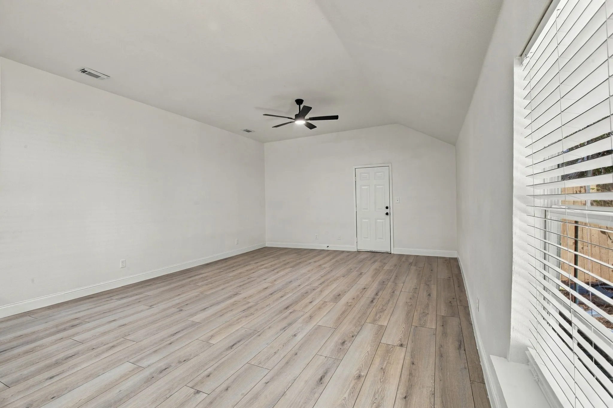 Single Family Residence For Sale in Ellis County , 807 Wyatt Street, Waxahachie, Texas 75165, 4 Bedroom, 3 Bathroom, 2 Garage spaces, 2,522 Sqft, built in 1940, mls#21387426, Real Estate Agent in Waxahachie, Homes For Sale in Ellis county, Homes For Sale in Waxahachie, Realtor in Waxahachie Texas, Real Estate Brokerage Independent Realty Texas, Luminita Cordes Realtor