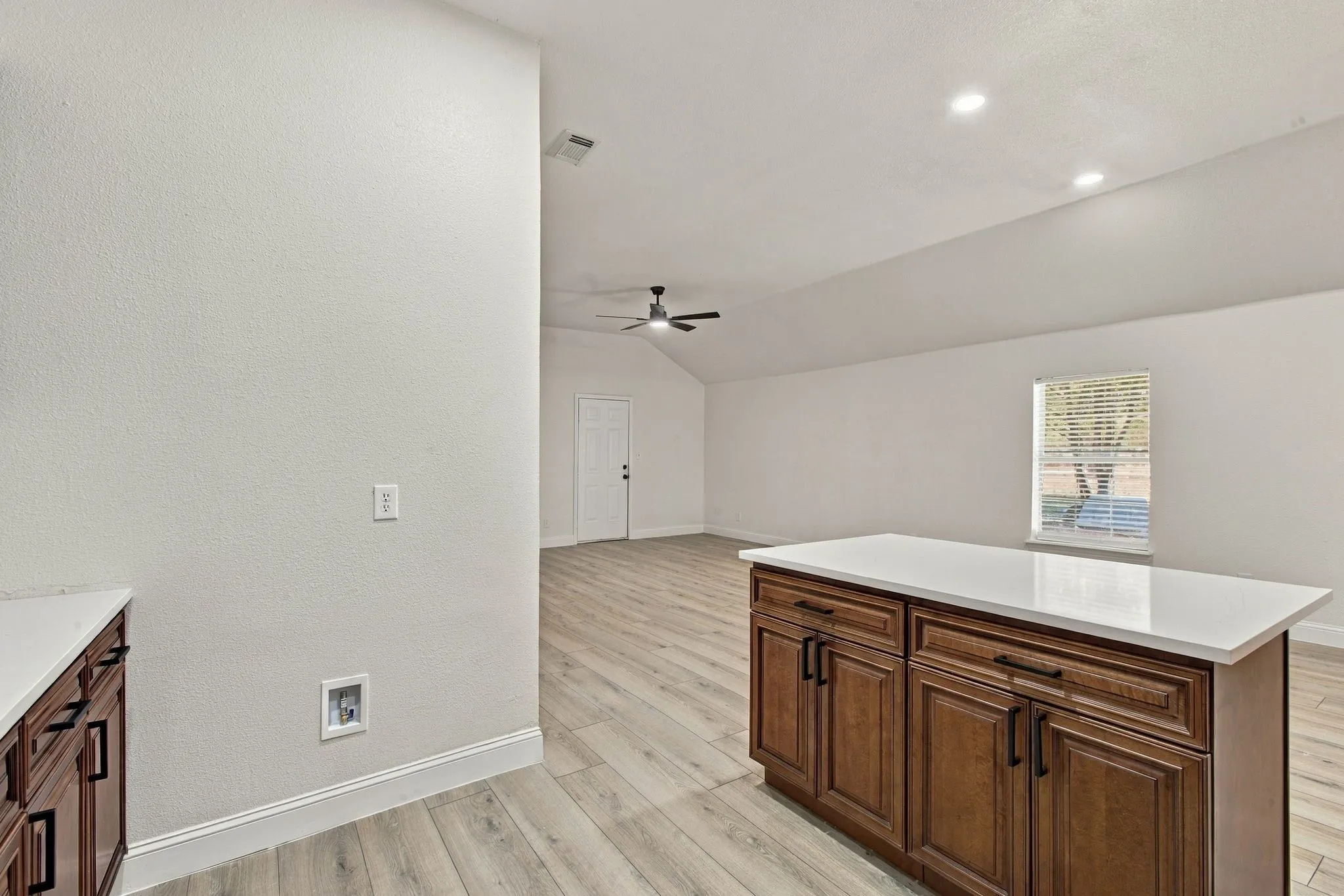 Single Family Residence For Sale in Ellis County , 807 Wyatt Street, Waxahachie, Texas 75165, 4 Bedroom, 3 Bathroom, 2 Garage spaces, 2,522 Sqft, built in 1940, mls#21387426, Real Estate Agent in Waxahachie, Homes For Sale in Ellis county, Homes For Sale in Waxahachie, Realtor in Waxahachie Texas, Real Estate Brokerage Independent Realty Texas, Luminita Cordes Realtor