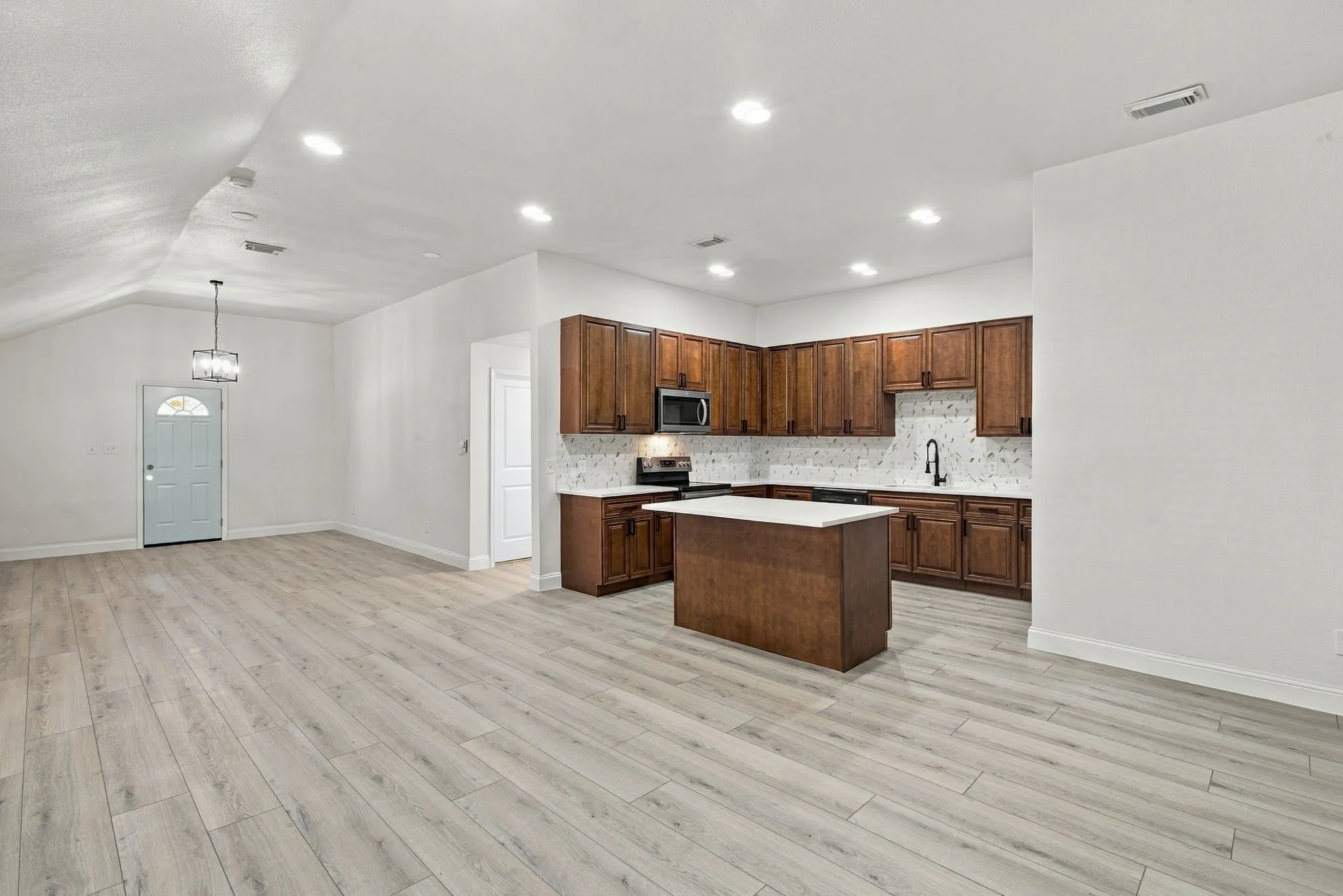 Single Family Residence For Sale in Ellis County , 807 Wyatt Street, Waxahachie, Texas 75165, 4 Bedroom, 3 Bathroom, 2 Garage spaces, 2,522 Sqft, built in 1940, mls#21387426, Real Estate Agent in Waxahachie, Homes For Sale in Ellis county, Homes For Sale in Waxahachie, Realtor in Waxahachie Texas, Real Estate Brokerage Independent Realty Texas, Luminita Cordes Realtor