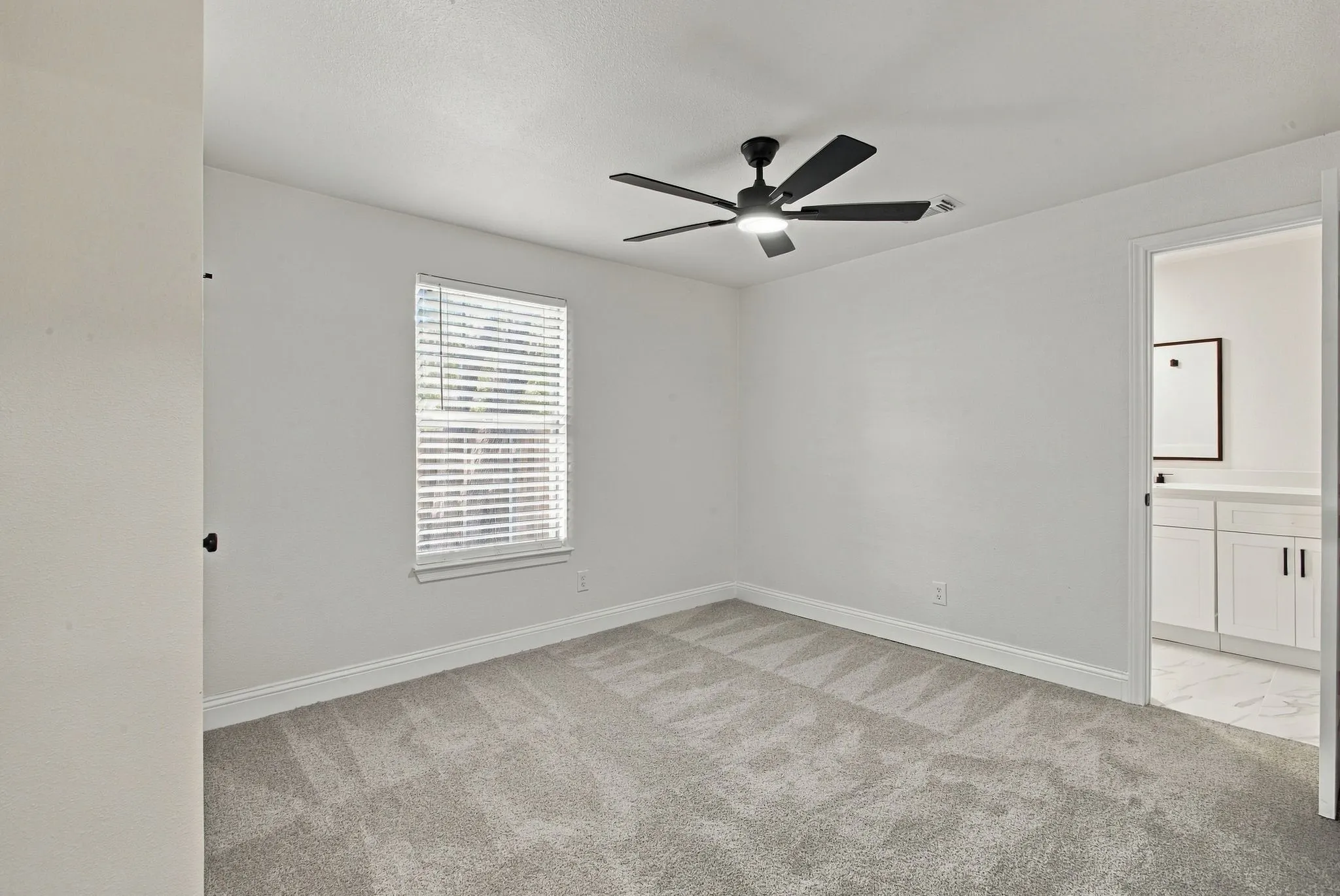 Single Family Residence For Sale in Ellis County , 807 Wyatt Street, Waxahachie, Texas 75165, 4 Bedroom, 3 Bathroom, 2 Garage spaces, 2,522 Sqft, built in 1940, mls#21387426, Real Estate Agent in Waxahachie, Homes For Sale in Ellis county, Homes For Sale in Waxahachie, Realtor in Waxahachie Texas, Real Estate Brokerage Independent Realty Texas, Luminita Cordes Realtor