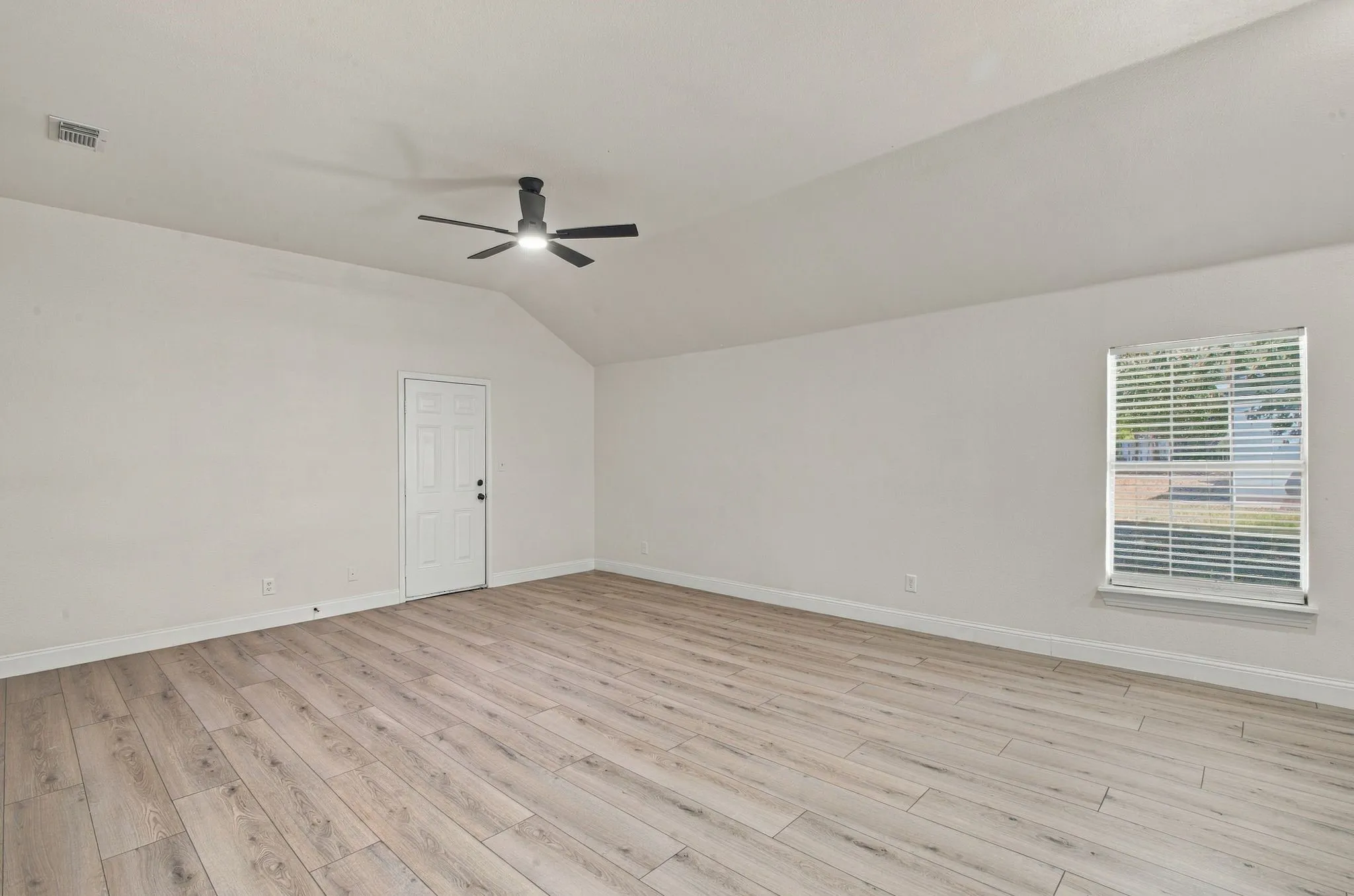 Single Family Residence For Sale in Ellis County , 807 Wyatt Street, Waxahachie, Texas 75165, 4 Bedroom, 3 Bathroom, 2 Garage spaces, 2,522 Sqft, built in 1940, mls#21387426, Real Estate Agent in Waxahachie, Homes For Sale in Ellis county, Homes For Sale in Waxahachie, Realtor in Waxahachie Texas, Real Estate Brokerage Independent Realty Texas, Luminita Cordes Realtor