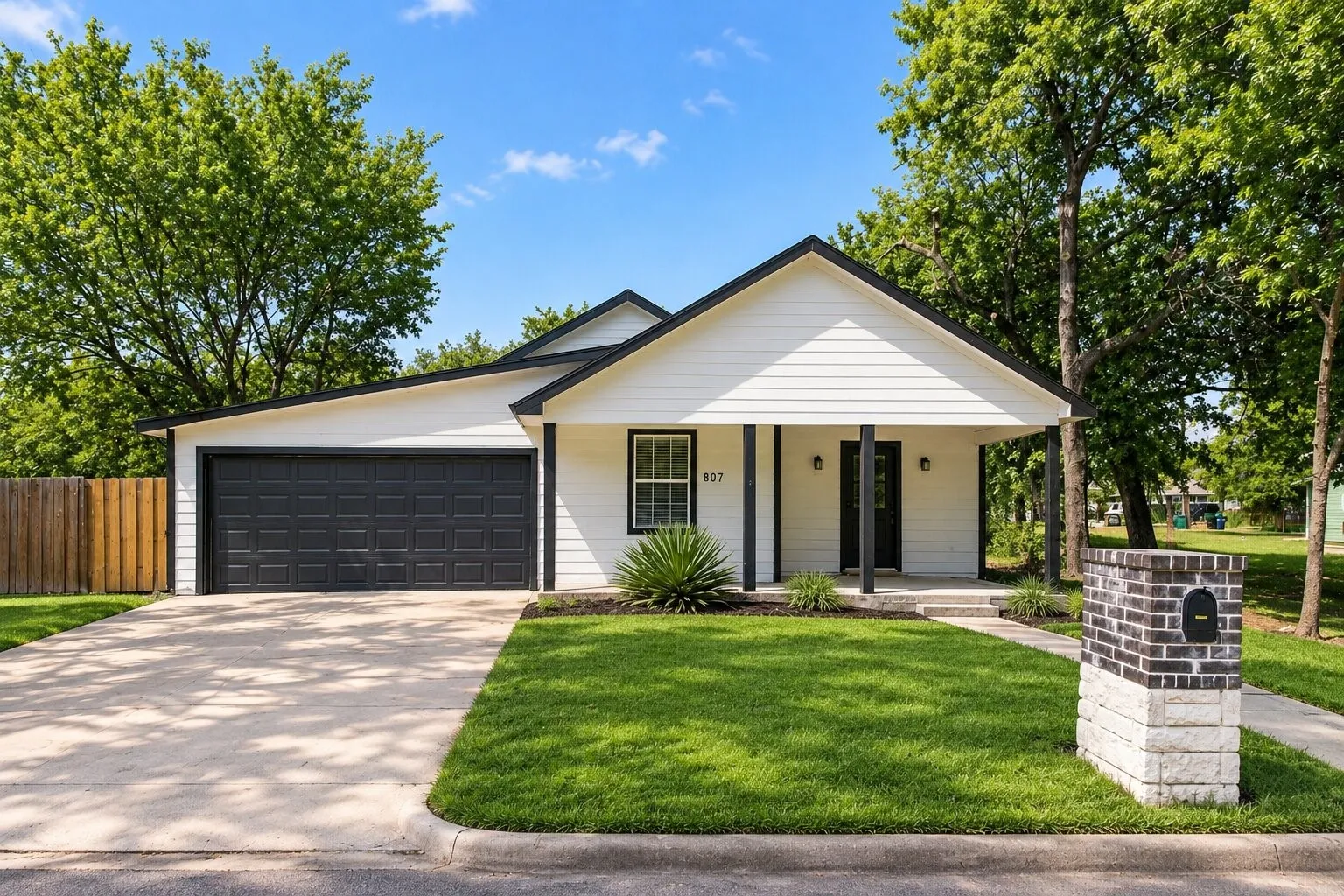 Single Family Residence For Sale in Ellis County , 807 Wyatt Street, Waxahachie, Texas 75165, 4 Bedroom, 3 Bathroom, 2 Garage spaces, 2,522 Sqft, built in 1940, mls#21387426, Real Estate Agent in Waxahachie, Homes For Sale in Ellis county, Homes For Sale in Waxahachie, Realtor in Waxahachie Texas, Real Estate Brokerage Independent Realty Texas, Luminita Cordes Realtor