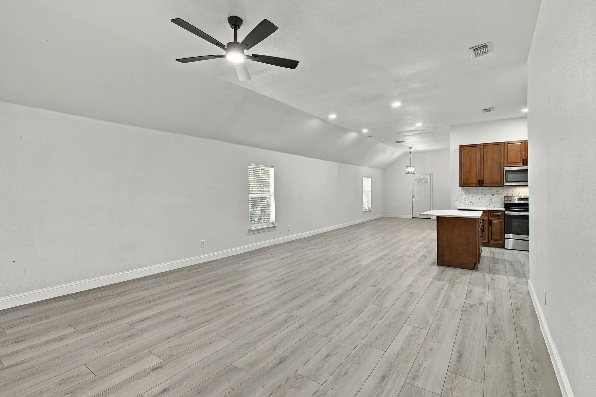 Single Family Residence For Sale in Ellis County , 807 Wyatt Street, Waxahachie, Texas 75165, 4 Bedroom, 3 Bathroom, 2 Garage spaces, 2,522 Sqft, built in 1940, mls#21387426, Real Estate Agent in Waxahachie, Homes For Sale in Ellis county, Homes For Sale in Waxahachie, Realtor in Waxahachie Texas, Real Estate Brokerage Independent Realty Texas, Luminita Cordes Realtor