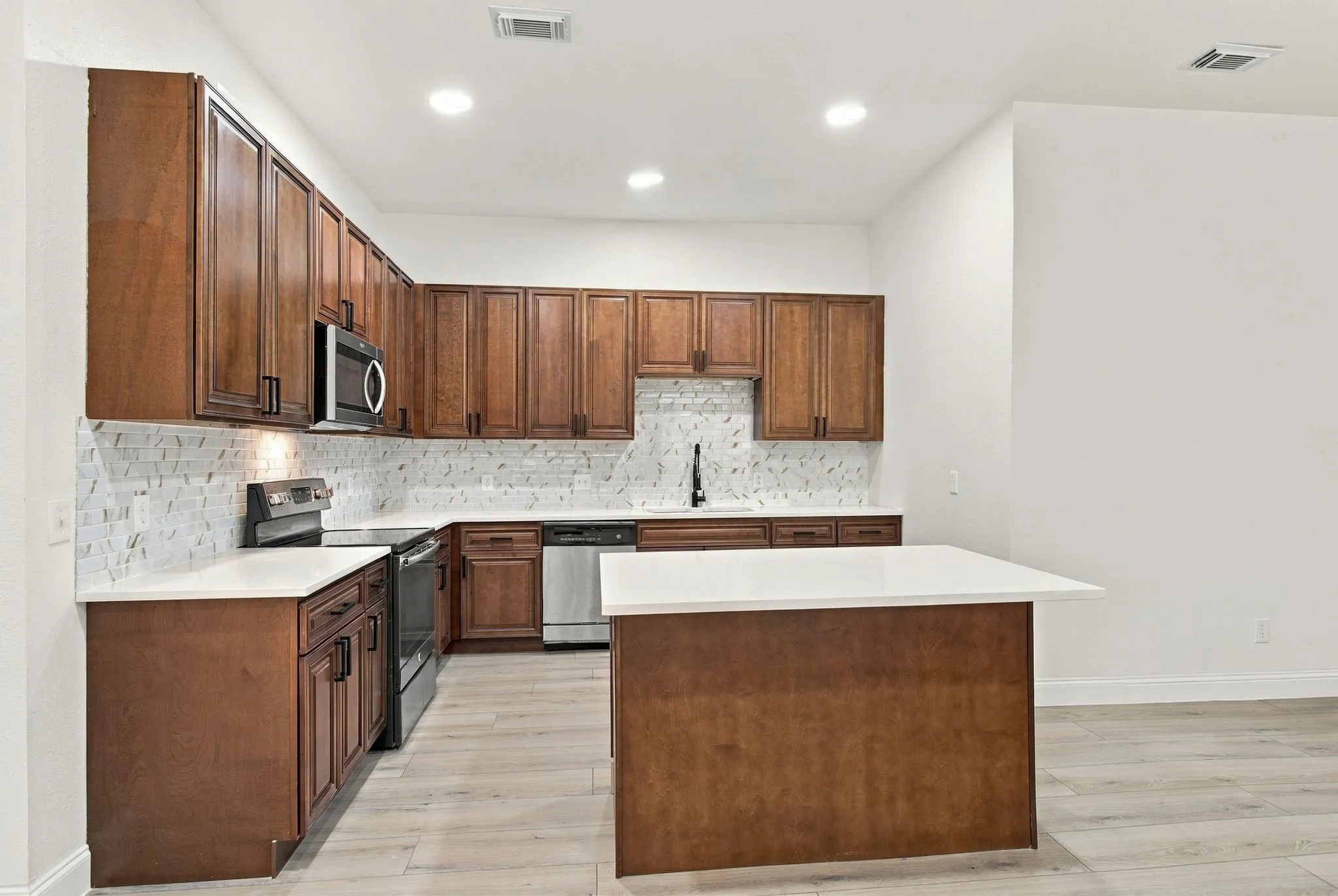 Single Family Residence For Sale in Ellis County , 807 Wyatt Street, Waxahachie, Texas 75165, 4 Bedroom, 3 Bathroom, 2 Garage spaces, 2,522 Sqft, built in 1940, mls#21387426, Real Estate Agent in Waxahachie, Homes For Sale in Ellis county, Homes For Sale in Waxahachie, Realtor in Waxahachie Texas, Real Estate Brokerage Independent Realty Texas, Luminita Cordes Realtor