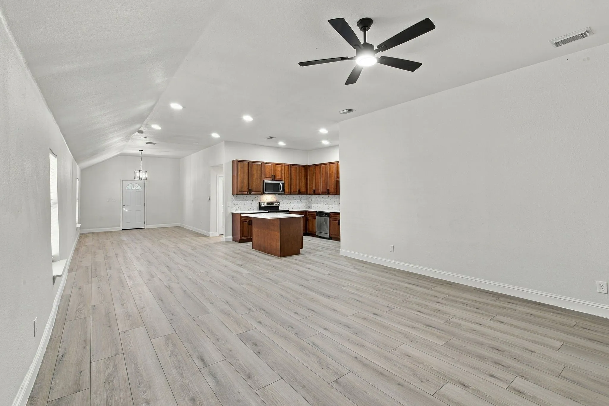 Single Family Residence For Sale in Ellis County , 807 Wyatt Street, Waxahachie, Texas 75165, 4 Bedroom, 3 Bathroom, 2 Garage spaces, 2,522 Sqft, built in 1940, mls#21387426, Real Estate Agent in Waxahachie, Homes For Sale in Ellis county, Homes For Sale in Waxahachie, Realtor in Waxahachie Texas, Real Estate Brokerage Independent Realty Texas, Luminita Cordes Realtor