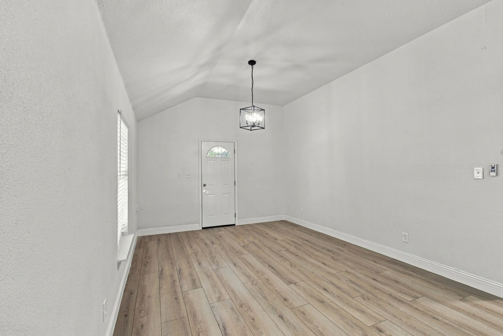 Single Family Residence For Sale in Ellis County , 807 Wyatt Street, Waxahachie, Texas 75165, 4 Bedroom, 3 Bathroom, 2 Garage spaces, 2,522 Sqft, built in 1940, mls#21387426, Real Estate Agent in Waxahachie, Homes For Sale in Ellis county, Homes For Sale in Waxahachie, Realtor in Waxahachie Texas, Real Estate Brokerage Independent Realty Texas, Luminita Cordes Realtor