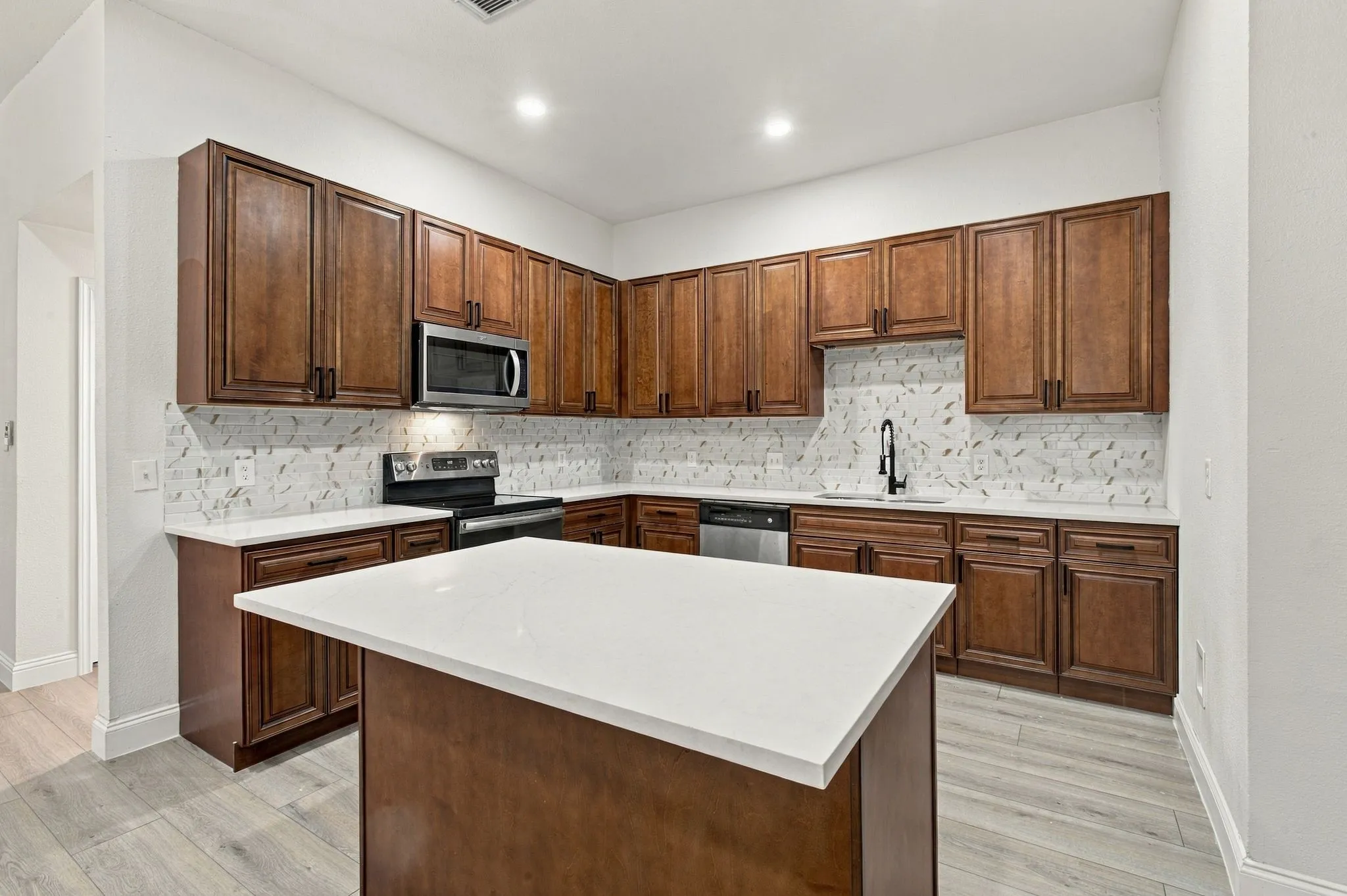 Single Family Residence For Sale in Ellis County , 807 Wyatt Street, Waxahachie, Texas 75165, 4 Bedroom, 3 Bathroom, 2 Garage spaces, 2,522 Sqft, built in 1940, mls#21387426, Real Estate Agent in Waxahachie, Homes For Sale in Ellis county, Homes For Sale in Waxahachie, Realtor in Waxahachie Texas, Real Estate Brokerage Independent Realty Texas, Luminita Cordes Realtor