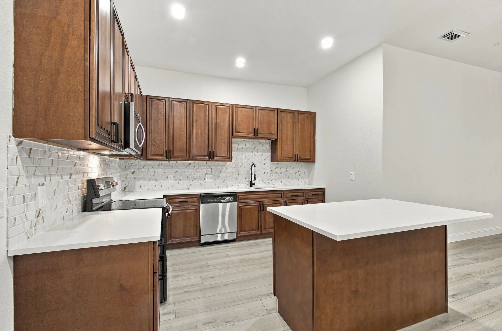Single Family Residence For Sale in Ellis County , 807 Wyatt Street, Waxahachie, Texas 75165, 4 Bedroom, 3 Bathroom, 2 Garage spaces, 2,522 Sqft, built in 1940, mls#21387426, Real Estate Agent in Waxahachie, Homes For Sale in Ellis county, Homes For Sale in Waxahachie, Realtor in Waxahachie Texas, Real Estate Brokerage Independent Realty Texas, Luminita Cordes Realtor