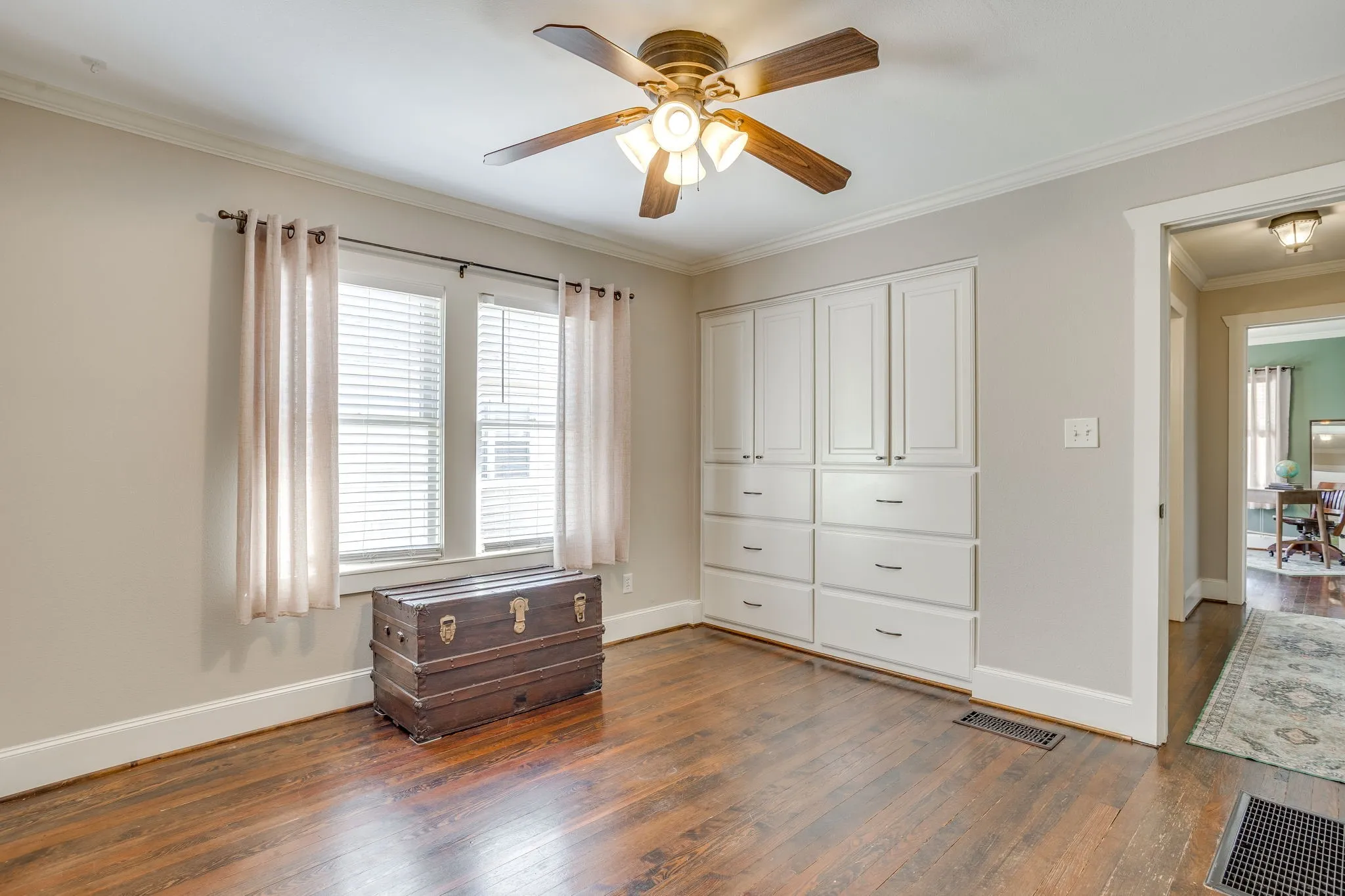 Single Family Residence For Sale in Tarrant County , 1809 Belle Place, Fort Worth, Texas 76107, 2 Bedroom, 2 Bathroom, Garage spaces, 1,072 Sqft, built in 1930, mls#21386577, Real Estate Agent in Fort Worth, Homes For Sale in Tarrant county, Homes For Sale in Fort Worth, Realtor in Fort Worth Texas, Real Estate Brokerage Independent Realty Texas, Luminita Cordes Realtor