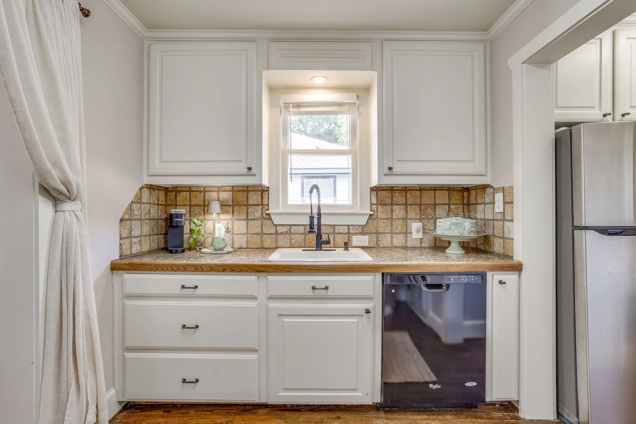 Single Family Residence For Sale in Tarrant County , 1809 Belle Place, Fort Worth, Texas 76107, 2 Bedroom, 2 Bathroom, Garage spaces, 1,072 Sqft, built in 1930, mls#21386577, Real Estate Agent in Fort Worth, Homes For Sale in Tarrant county, Homes For Sale in Fort Worth, Realtor in Fort Worth Texas, Real Estate Brokerage Independent Realty Texas, Luminita Cordes Realtor