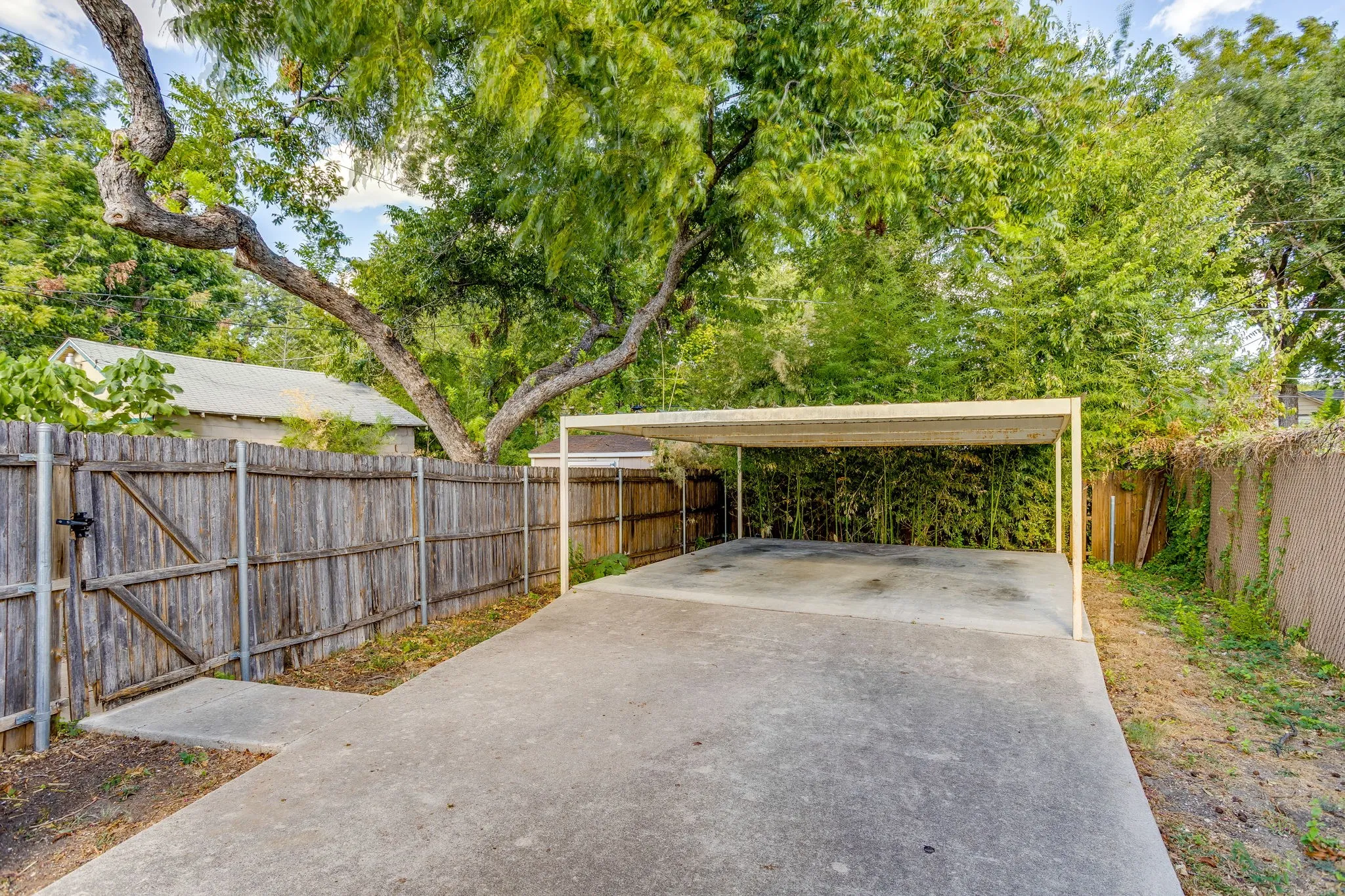 Single Family Residence For Sale in Tarrant County , 1809 Belle Place, Fort Worth, Texas 76107, 2 Bedroom, 2 Bathroom, Garage spaces, 1,072 Sqft, built in 1930, mls#21386577, Real Estate Agent in Fort Worth, Homes For Sale in Tarrant county, Homes For Sale in Fort Worth, Realtor in Fort Worth Texas, Real Estate Brokerage Independent Realty Texas, Luminita Cordes Realtor