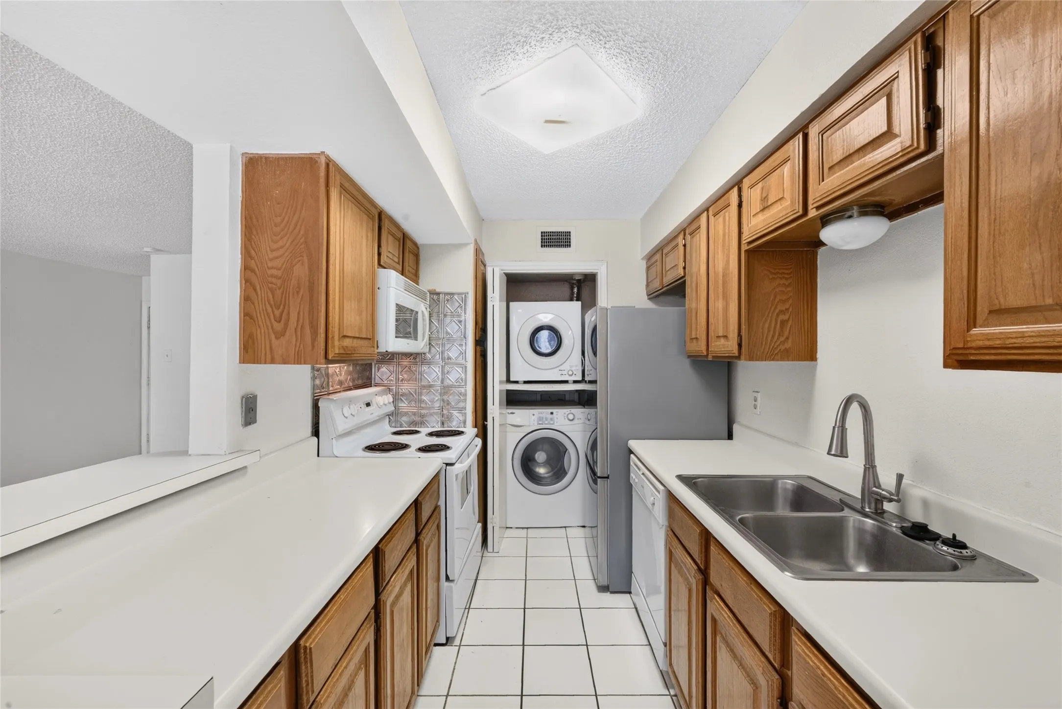 Condominium For Rent in Dallas County , 5840 Spring Valley 305, Dallas, Texas 75254, 1 Bedroom, 1 Bathroom, Garage spaces, 721 Sqft, built in 1981, mls#21388564, Real Estate Agent in Dallas, Homes For Rent in Dallas county, Homes For Rent in Dallas, Realtor in Dallas Texas, Real Estate Brokerage Independent Realty Texas, Luminita Cordes Realtor