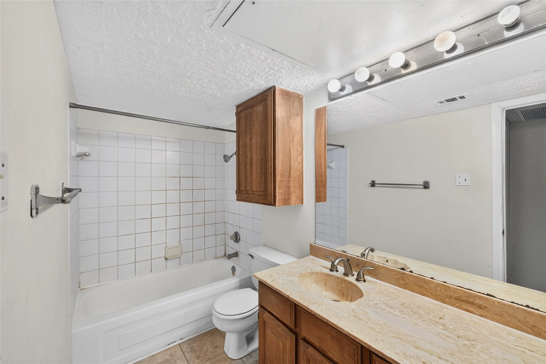 Condominium For Rent in Dallas County , 5840 Spring Valley 305, Dallas, Texas 75254, 1 Bedroom, 1 Bathroom, Garage spaces, 721 Sqft, built in 1981, mls#21388564, Real Estate Agent in Dallas, Homes For Rent in Dallas county, Homes For Rent in Dallas, Realtor in Dallas Texas, Real Estate Brokerage Independent Realty Texas, Luminita Cordes Realtor