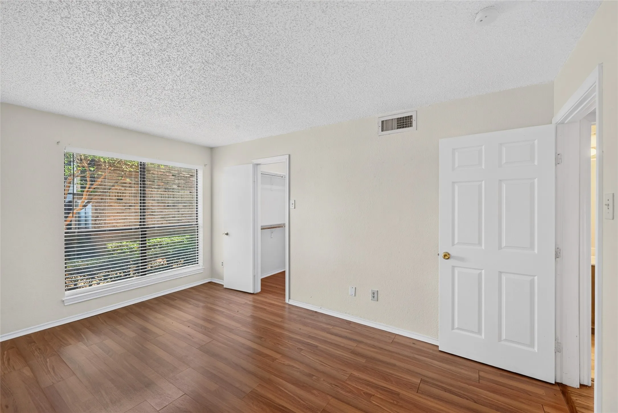 Condominium For Rent in Dallas County , 5840 Spring Valley 305, Dallas, Texas 75254, 1 Bedroom, 1 Bathroom, Garage spaces, 721 Sqft, built in 1981, mls#21388564, Real Estate Agent in Dallas, Homes For Rent in Dallas county, Homes For Rent in Dallas, Realtor in Dallas Texas, Real Estate Brokerage Independent Realty Texas, Luminita Cordes Realtor