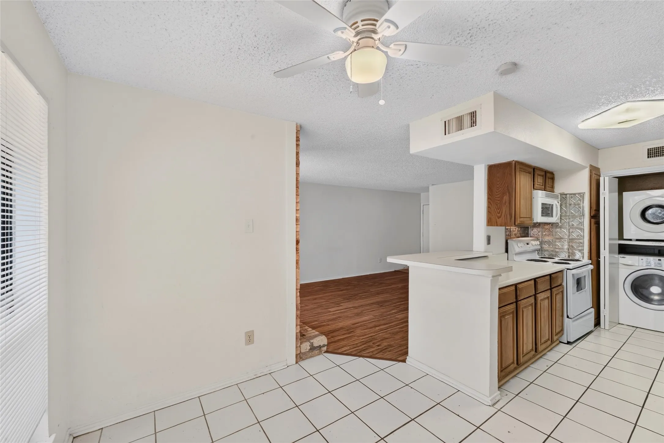 Condominium For Rent in Dallas County , 5840 Spring Valley 305, Dallas, Texas 75254, 1 Bedroom, 1 Bathroom, Garage spaces, 721 Sqft, built in 1981, mls#21388564, Real Estate Agent in Dallas, Homes For Rent in Dallas county, Homes For Rent in Dallas, Realtor in Dallas Texas, Real Estate Brokerage Independent Realty Texas, Luminita Cordes Realtor