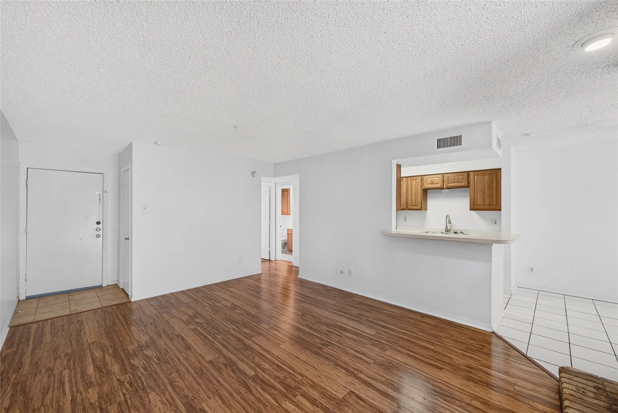 Condominium For Rent in Dallas County , 5840 Spring Valley 305, Dallas, Texas 75254, 1 Bedroom, 1 Bathroom, Garage spaces, 721 Sqft, built in 1981, mls#21388564, Real Estate Agent in Dallas, Homes For Rent in Dallas county, Homes For Rent in Dallas, Realtor in Dallas Texas, Real Estate Brokerage Independent Realty Texas, Luminita Cordes Realtor