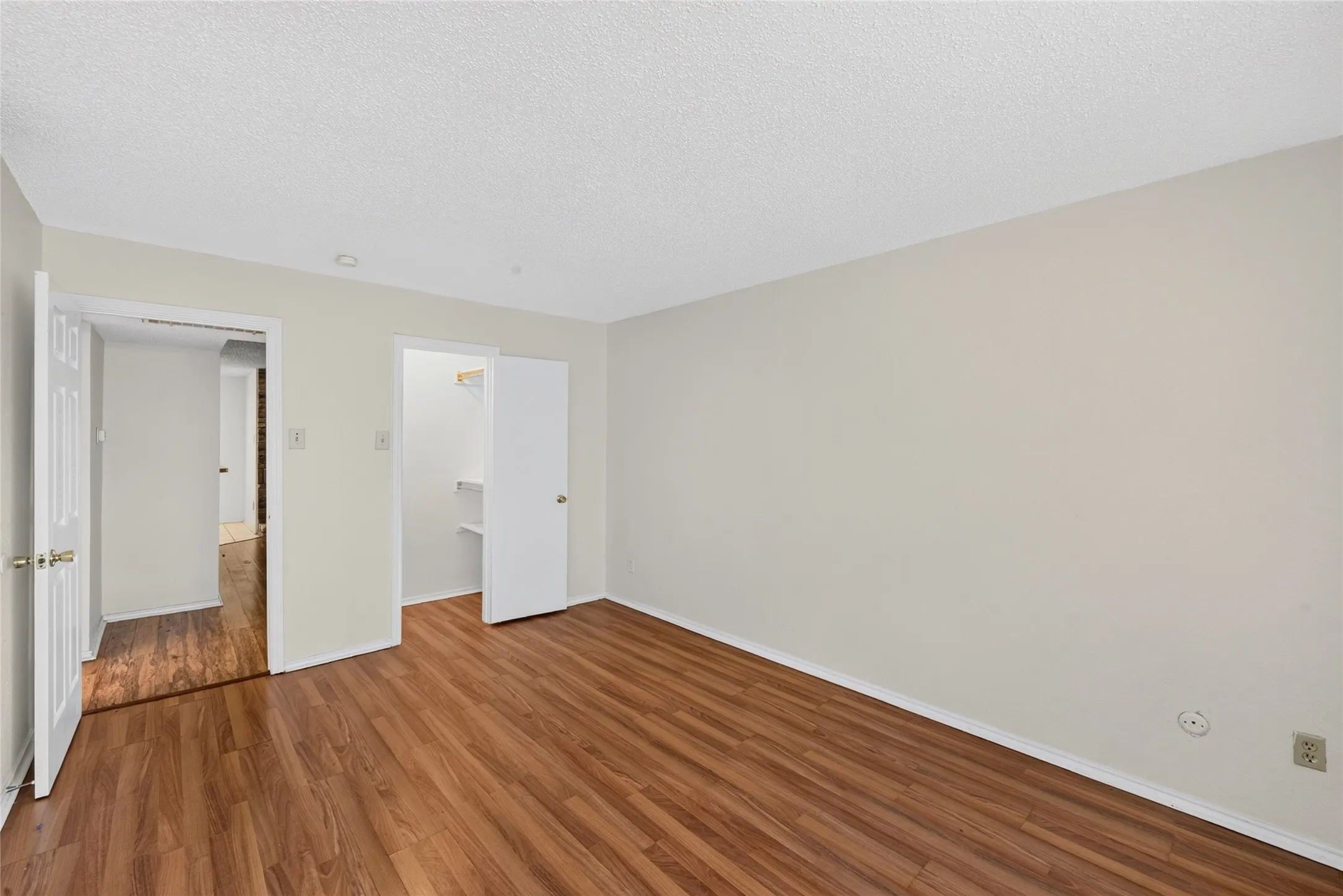 Condominium For Rent in Dallas County , 5840 Spring Valley 305, Dallas, Texas 75254, 1 Bedroom, 1 Bathroom, Garage spaces, 721 Sqft, built in 1981, mls#21388564, Real Estate Agent in Dallas, Homes For Rent in Dallas county, Homes For Rent in Dallas, Realtor in Dallas Texas, Real Estate Brokerage Independent Realty Texas, Luminita Cordes Realtor