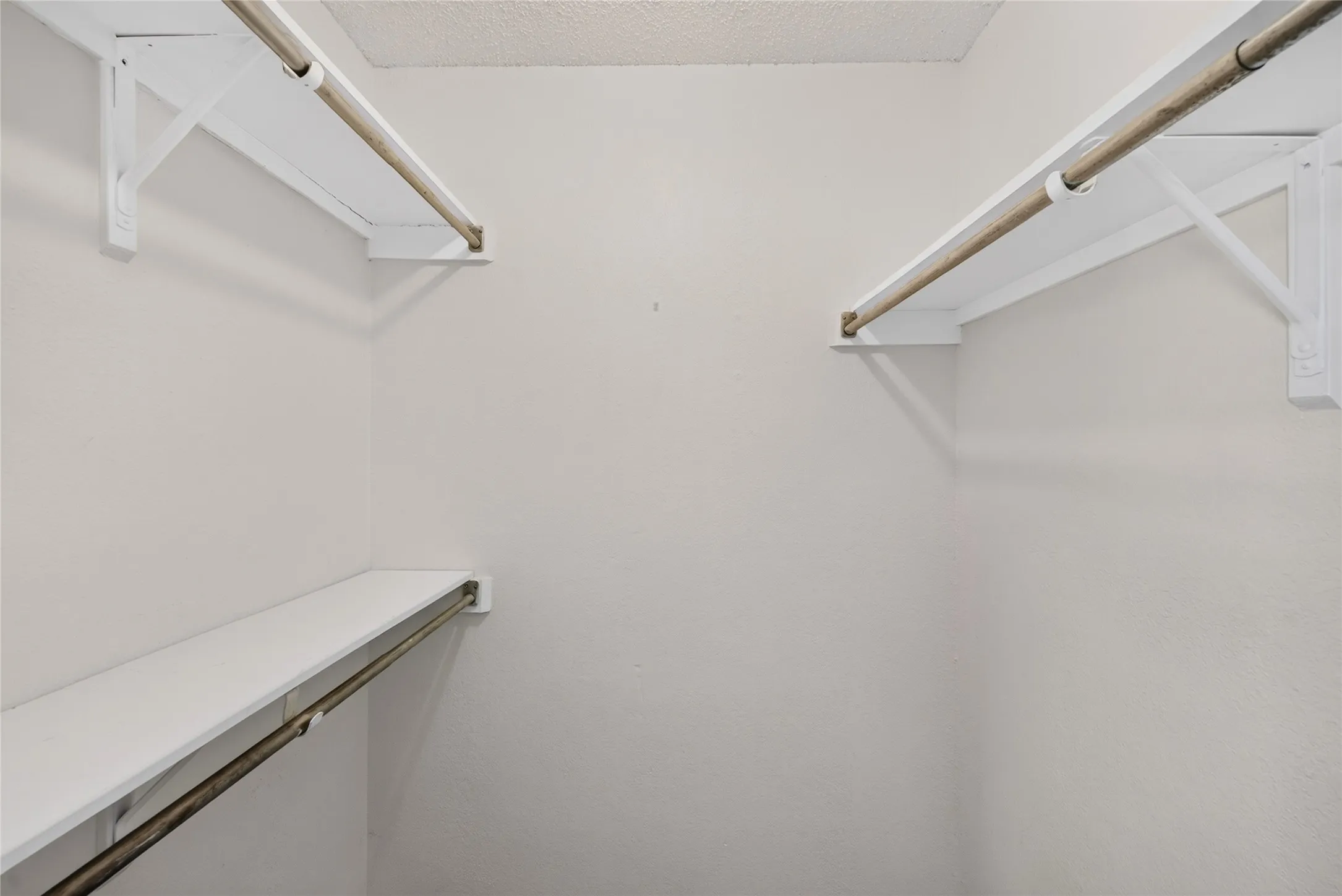 Condominium For Rent in Dallas County , 5840 Spring Valley 305, Dallas, Texas 75254, 1 Bedroom, 1 Bathroom, Garage spaces, 721 Sqft, built in 1981, mls#21388564, Real Estate Agent in Dallas, Homes For Rent in Dallas county, Homes For Rent in Dallas, Realtor in Dallas Texas, Real Estate Brokerage Independent Realty Texas, Luminita Cordes Realtor