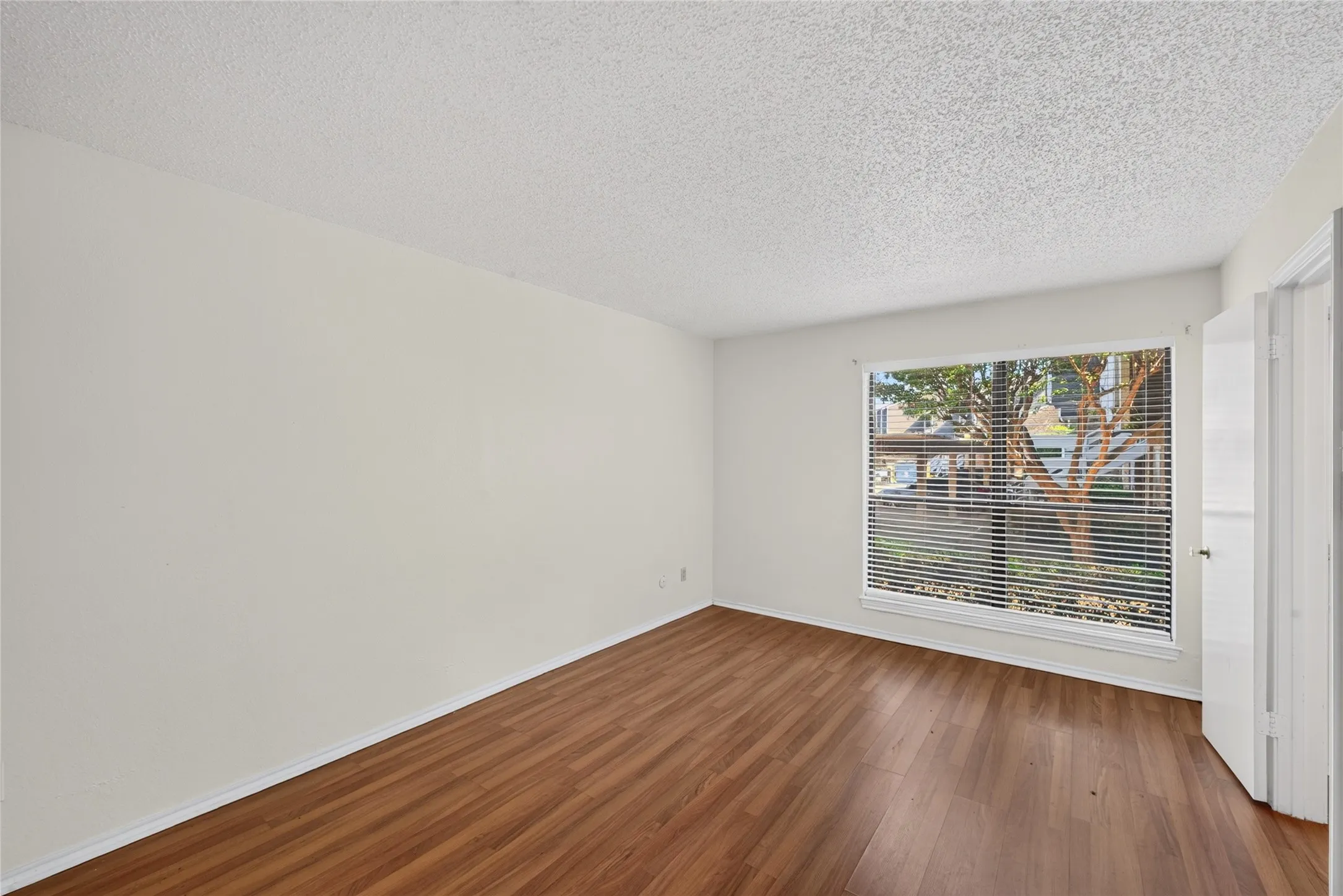Condominium For Rent in Dallas County , 5840 Spring Valley 305, Dallas, Texas 75254, 1 Bedroom, 1 Bathroom, Garage spaces, 721 Sqft, built in 1981, mls#21388564, Real Estate Agent in Dallas, Homes For Rent in Dallas county, Homes For Rent in Dallas, Realtor in Dallas Texas, Real Estate Brokerage Independent Realty Texas, Luminita Cordes Realtor