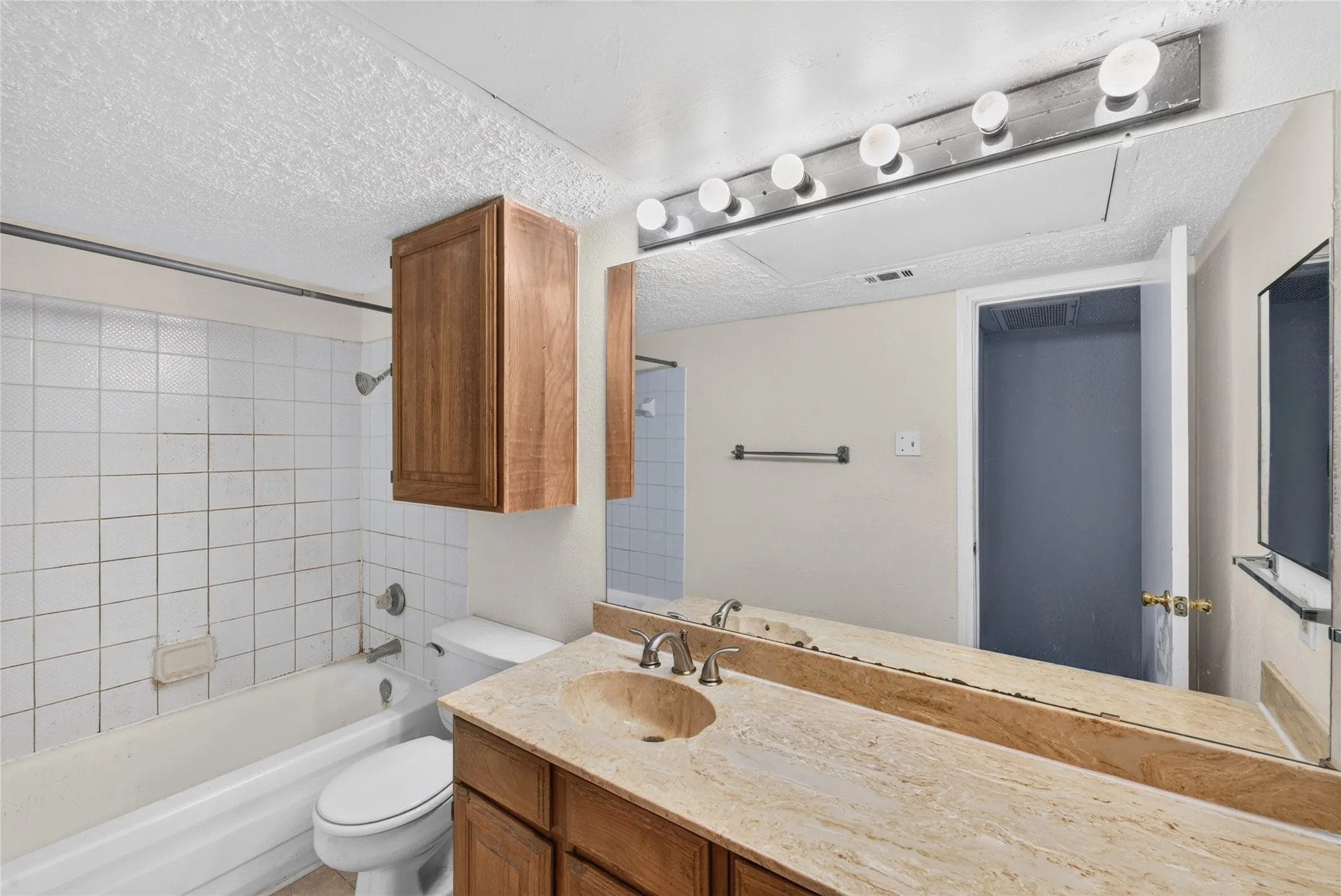 Condominium For Rent in Dallas County , 5840 Spring Valley 305, Dallas, Texas 75254, 1 Bedroom, 1 Bathroom, Garage spaces, 721 Sqft, built in 1981, mls#21388564, Real Estate Agent in Dallas, Homes For Rent in Dallas county, Homes For Rent in Dallas, Realtor in Dallas Texas, Real Estate Brokerage Independent Realty Texas, Luminita Cordes Realtor