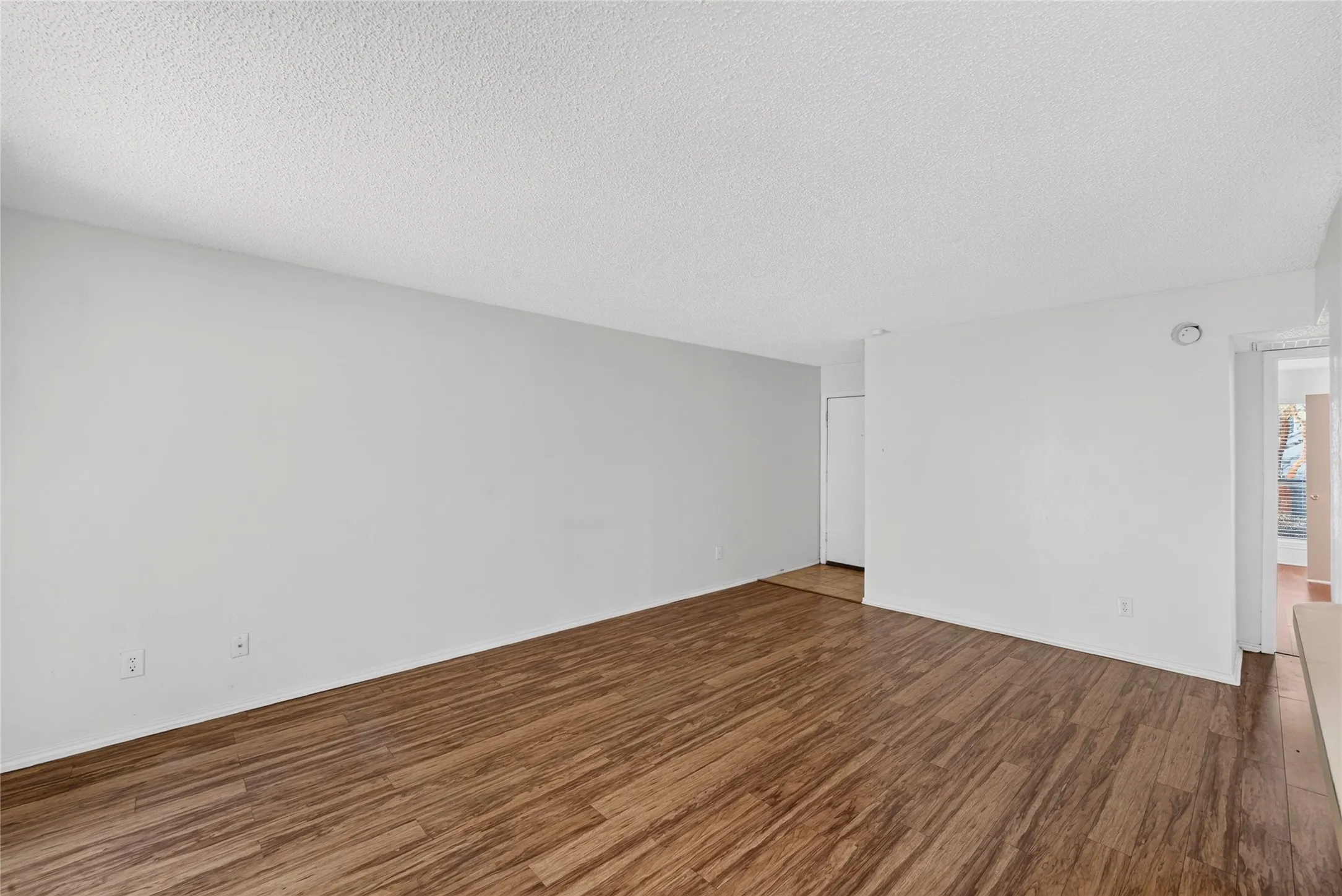 Condominium For Rent in Dallas County , 5840 Spring Valley 305, Dallas, Texas 75254, 1 Bedroom, 1 Bathroom, Garage spaces, 721 Sqft, built in 1981, mls#21388564, Real Estate Agent in Dallas, Homes For Rent in Dallas county, Homes For Rent in Dallas, Realtor in Dallas Texas, Real Estate Brokerage Independent Realty Texas, Luminita Cordes Realtor