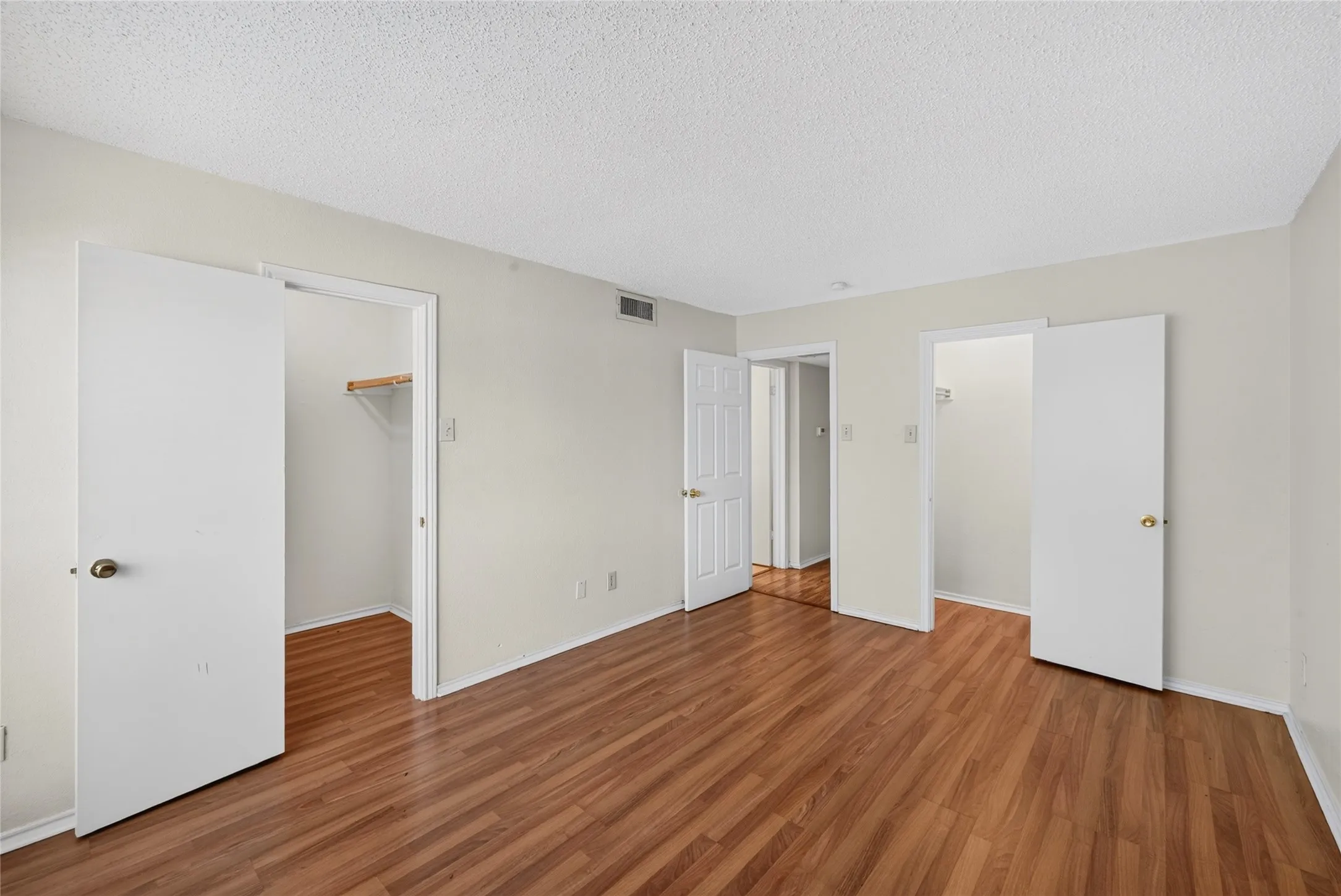 Condominium For Rent in Dallas County , 5840 Spring Valley 305, Dallas, Texas 75254, 1 Bedroom, 1 Bathroom, Garage spaces, 721 Sqft, built in 1981, mls#21388564, Real Estate Agent in Dallas, Homes For Rent in Dallas county, Homes For Rent in Dallas, Realtor in Dallas Texas, Real Estate Brokerage Independent Realty Texas, Luminita Cordes Realtor