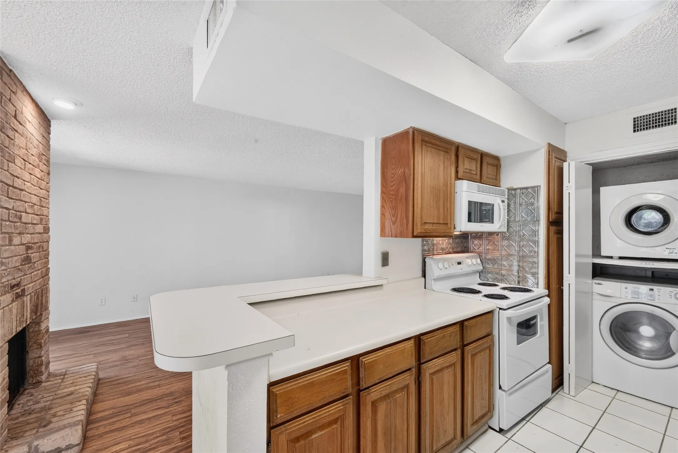 Condominium For Rent in Dallas County , 5840 Spring Valley 305, Dallas, Texas 75254, 1 Bedroom, 1 Bathroom, Garage spaces, 721 Sqft, built in 1981, mls#21388564, Real Estate Agent in Dallas, Homes For Rent in Dallas county, Homes For Rent in Dallas, Realtor in Dallas Texas, Real Estate Brokerage Independent Realty Texas, Luminita Cordes Realtor