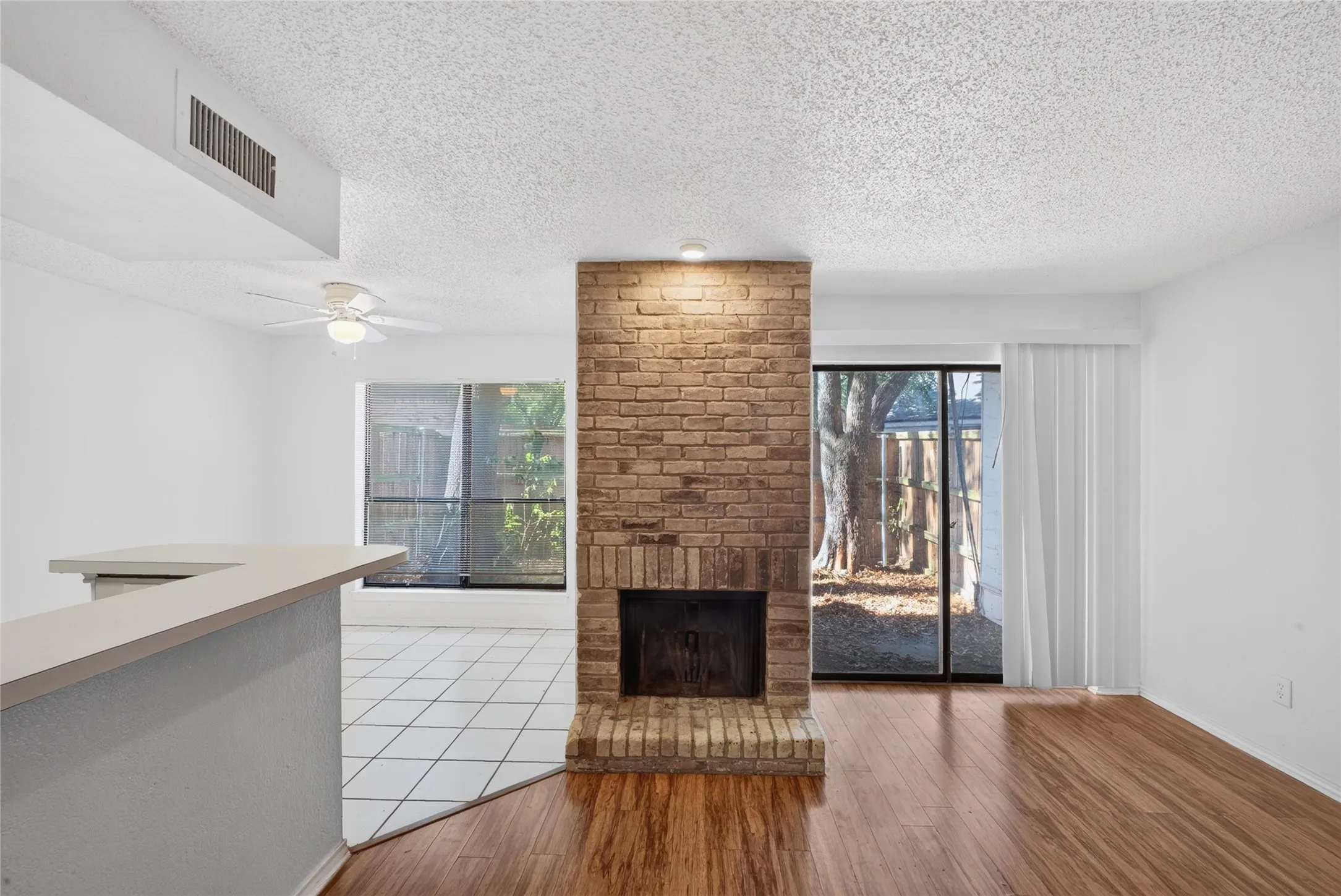 Condominium For Rent in Dallas County , 5840 Spring Valley 305, Dallas, Texas 75254, 1 Bedroom, 1 Bathroom, Garage spaces, 721 Sqft, built in 1981, mls#21388564, Real Estate Agent in Dallas, Homes For Rent in Dallas county, Homes For Rent in Dallas, Realtor in Dallas Texas, Real Estate Brokerage Independent Realty Texas, Luminita Cordes Realtor
